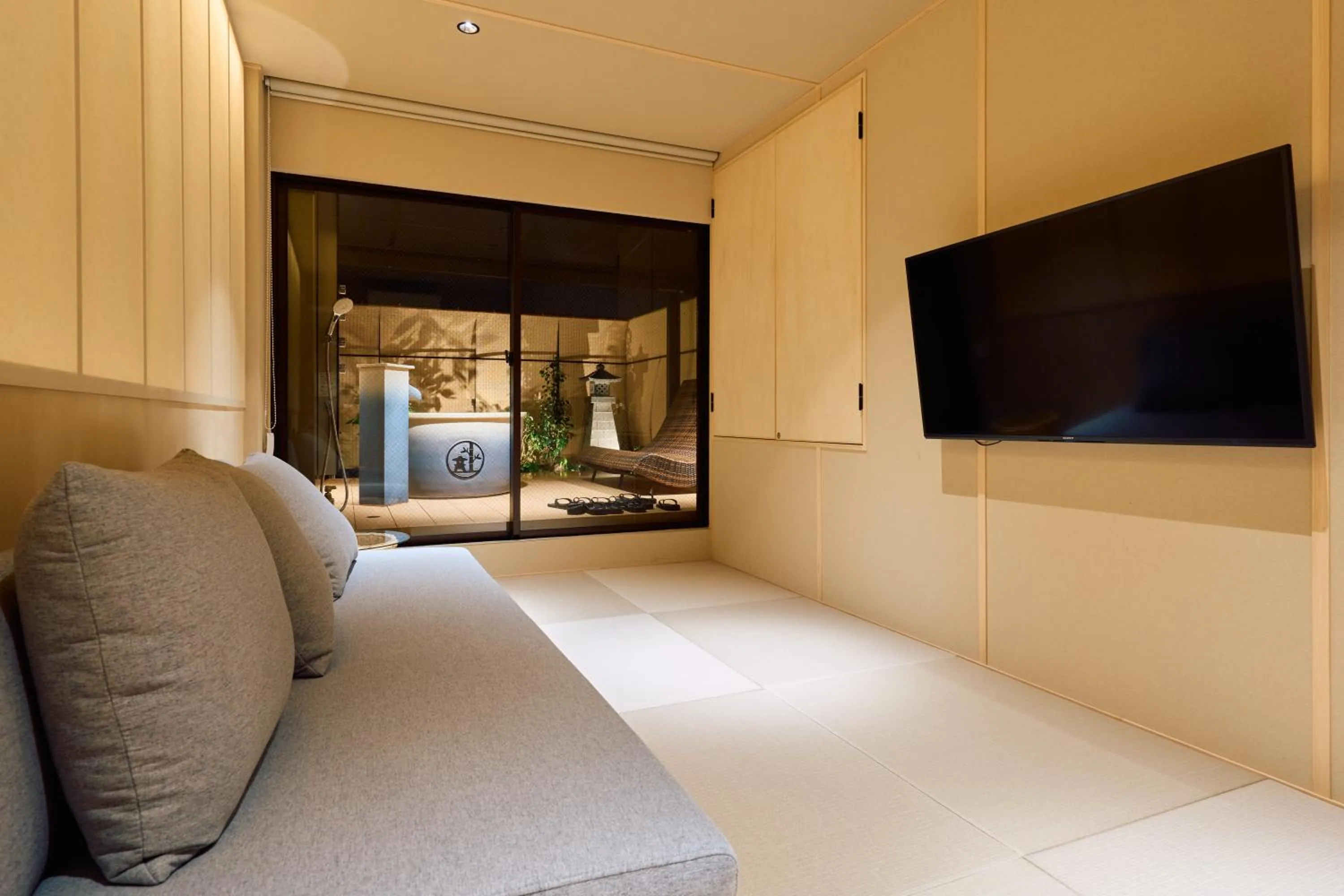 Bed in KONJAKUSO Osaka Tempozan "IKESU" Projection M apping SPA "TAKADORO" Wheel View