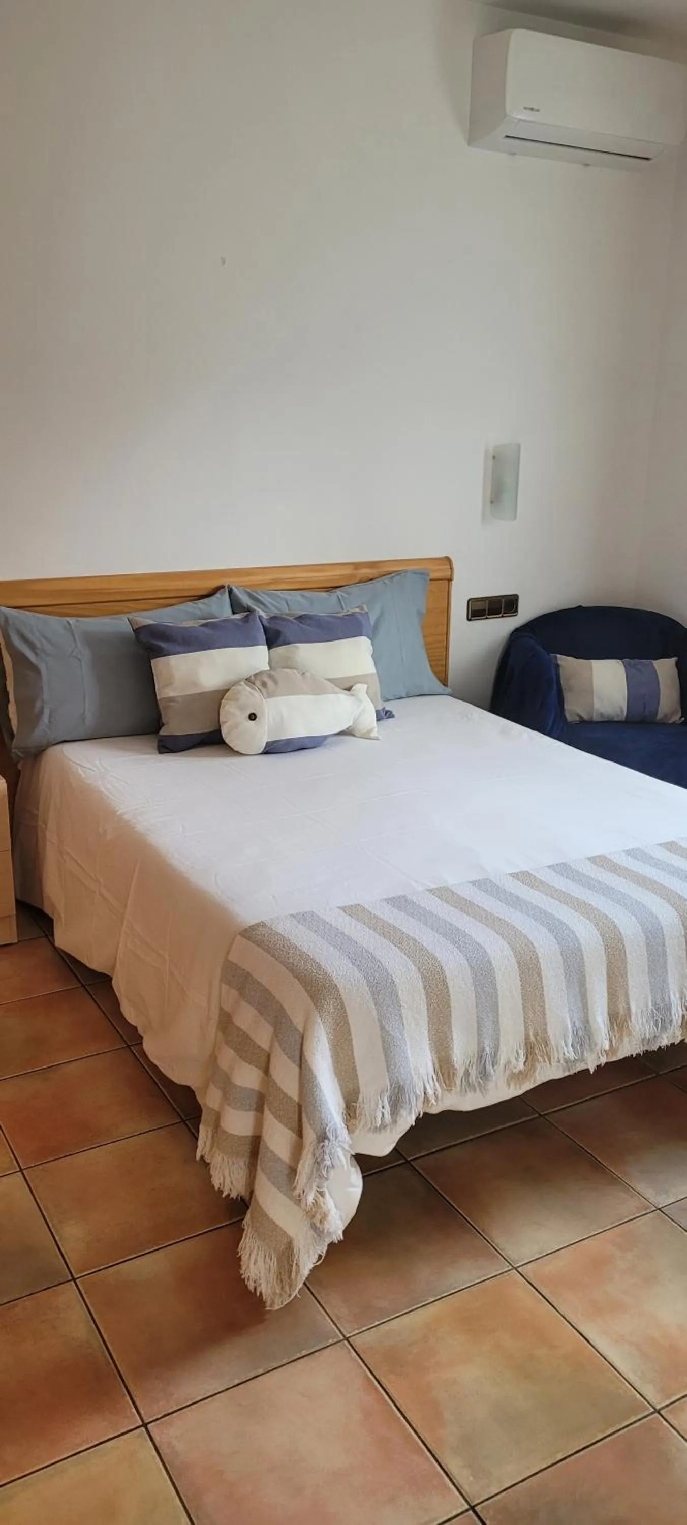 Photo of the whole room, Bed in Can Carbó