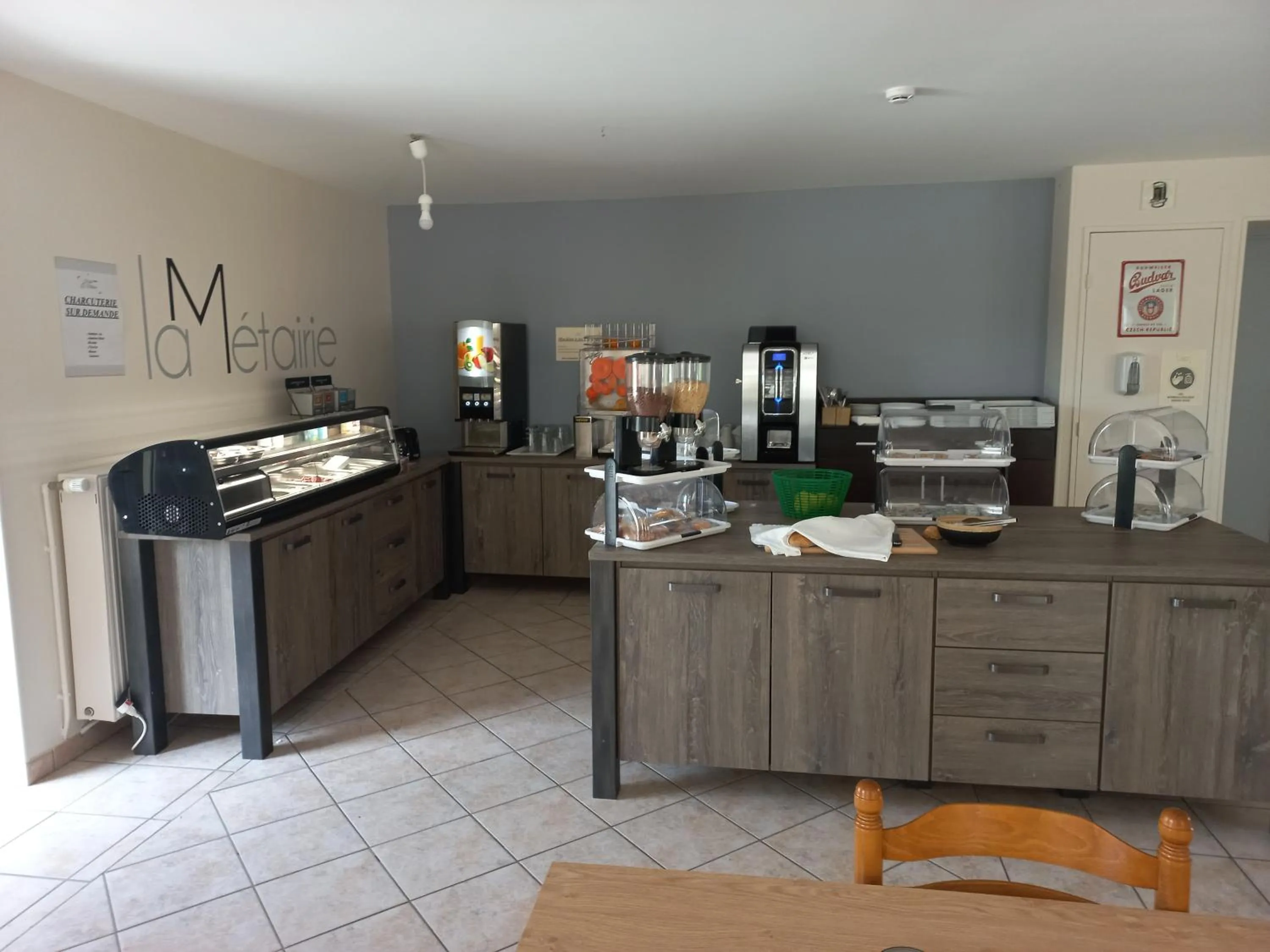 Restaurant/places to eat in Contact Hôtel La Métairie