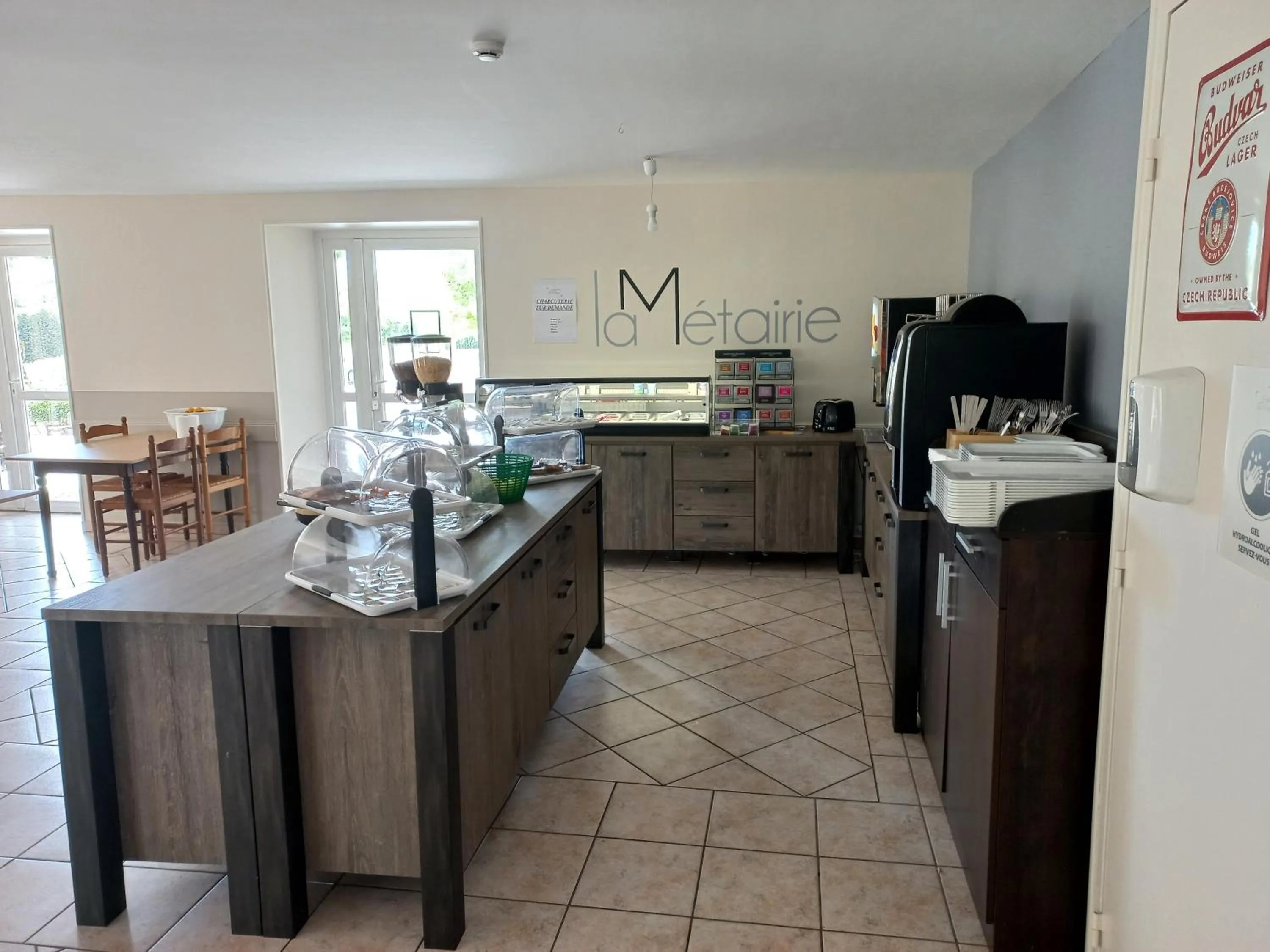 Restaurant/places to eat in Contact Hôtel La Métairie