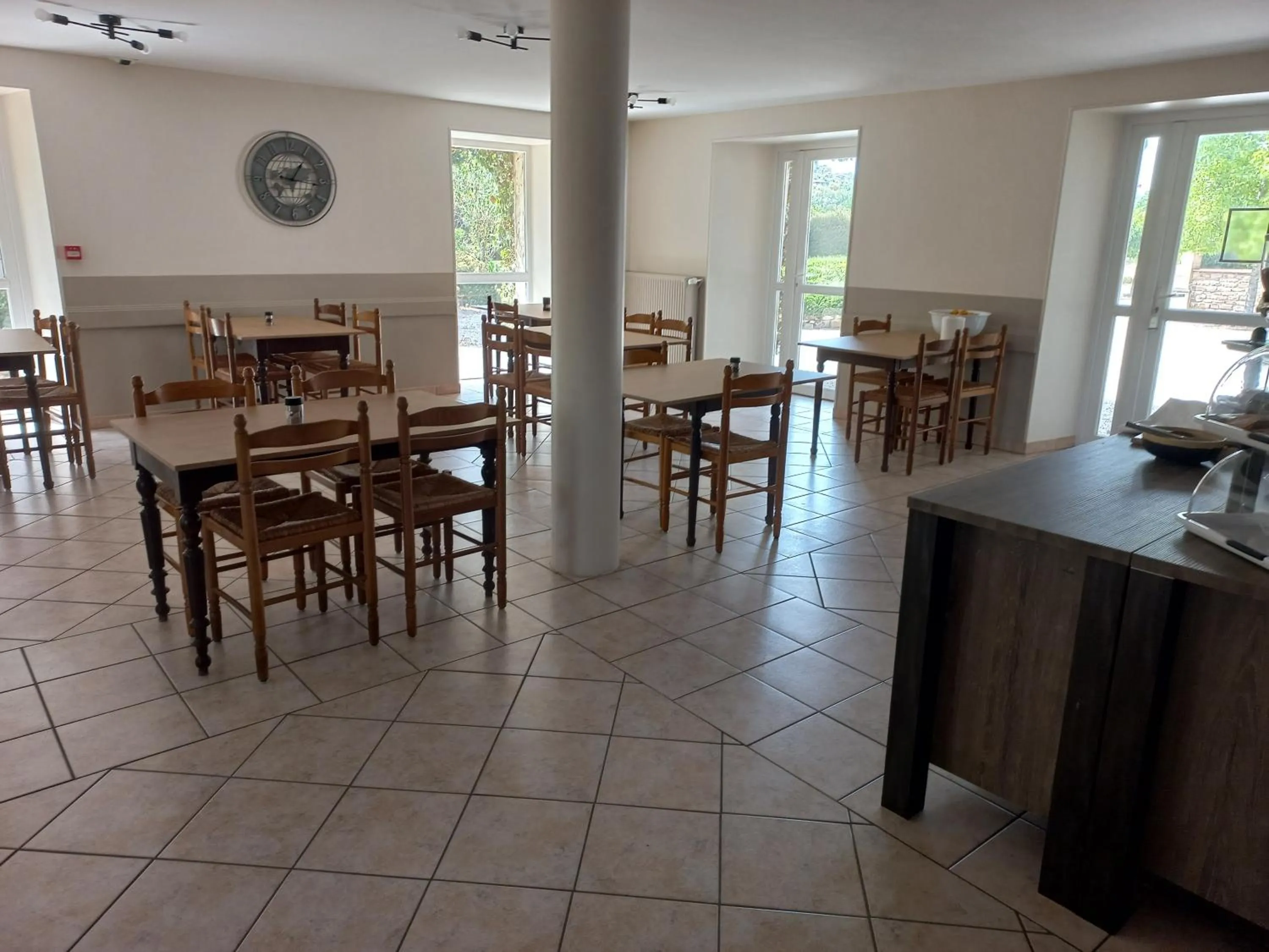 Restaurant/places to eat in Contact Hôtel La Métairie