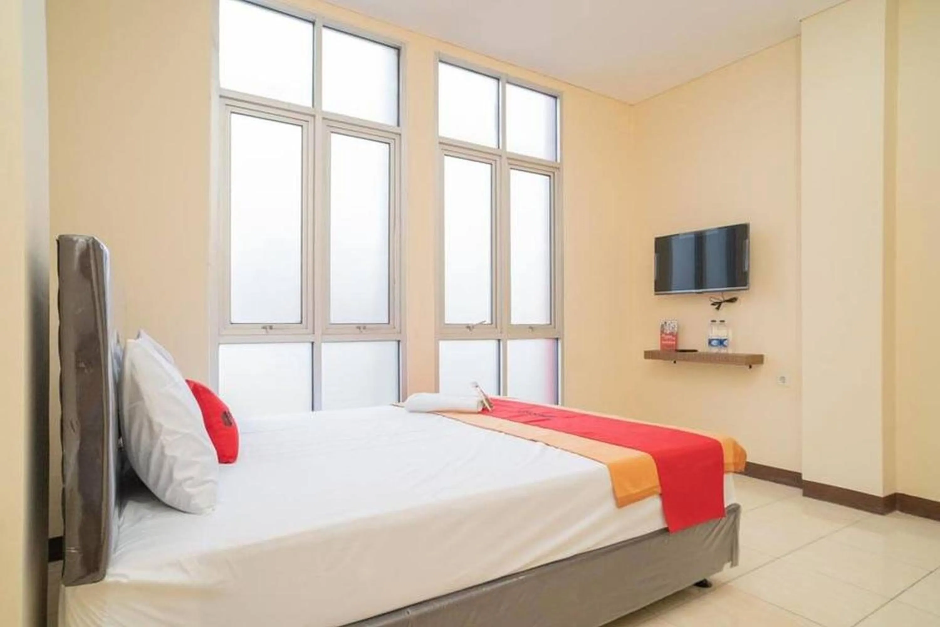 Bedroom, Bed in RedDoorz near Stasiun Tangerang