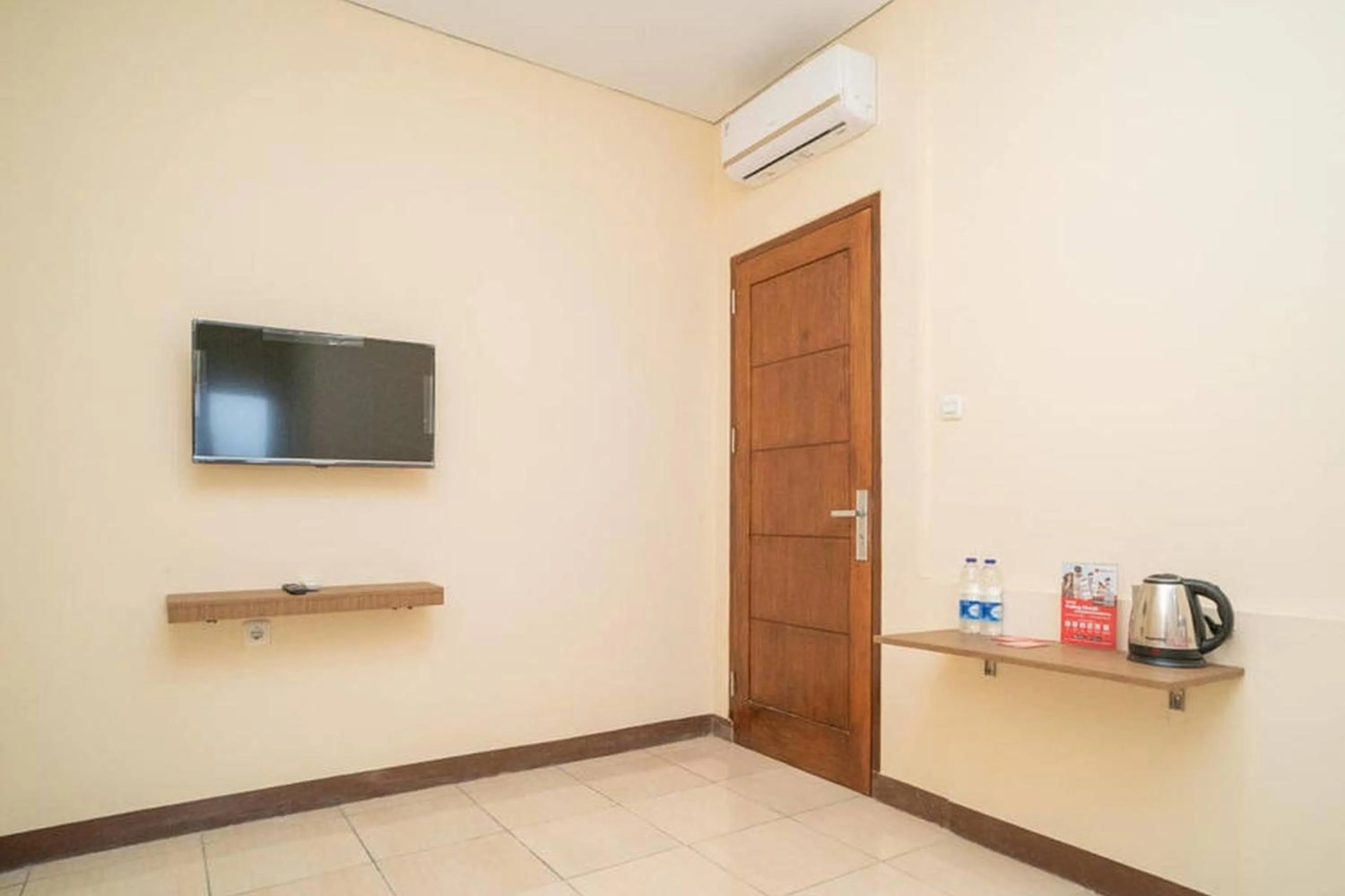 TV and multimedia in RedDoorz near Stasiun Tangerang