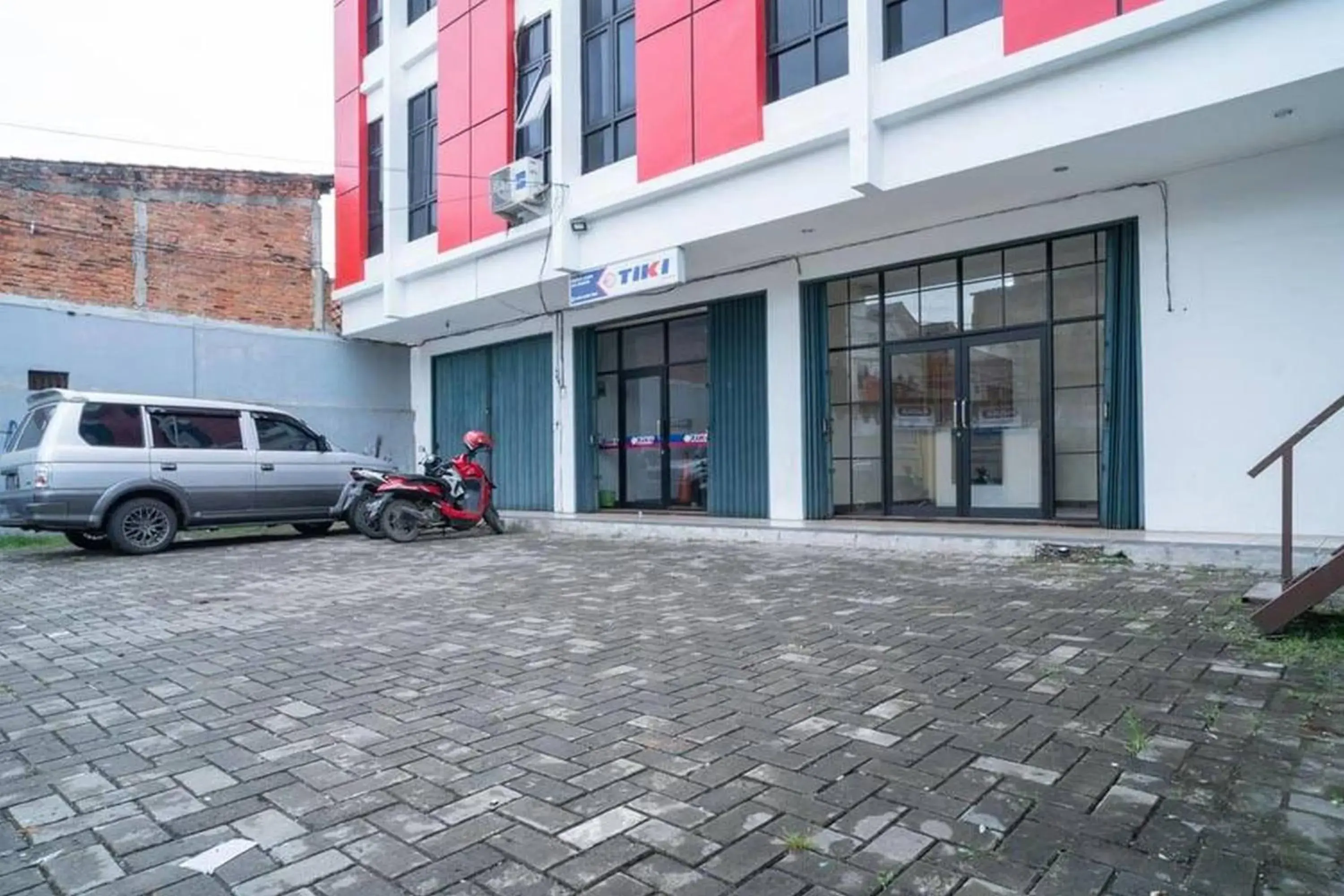 Facade/entrance in RedDoorz near Stasiun Tangerang Facade/entrance in RedDoorz near Stasiun Tangerang