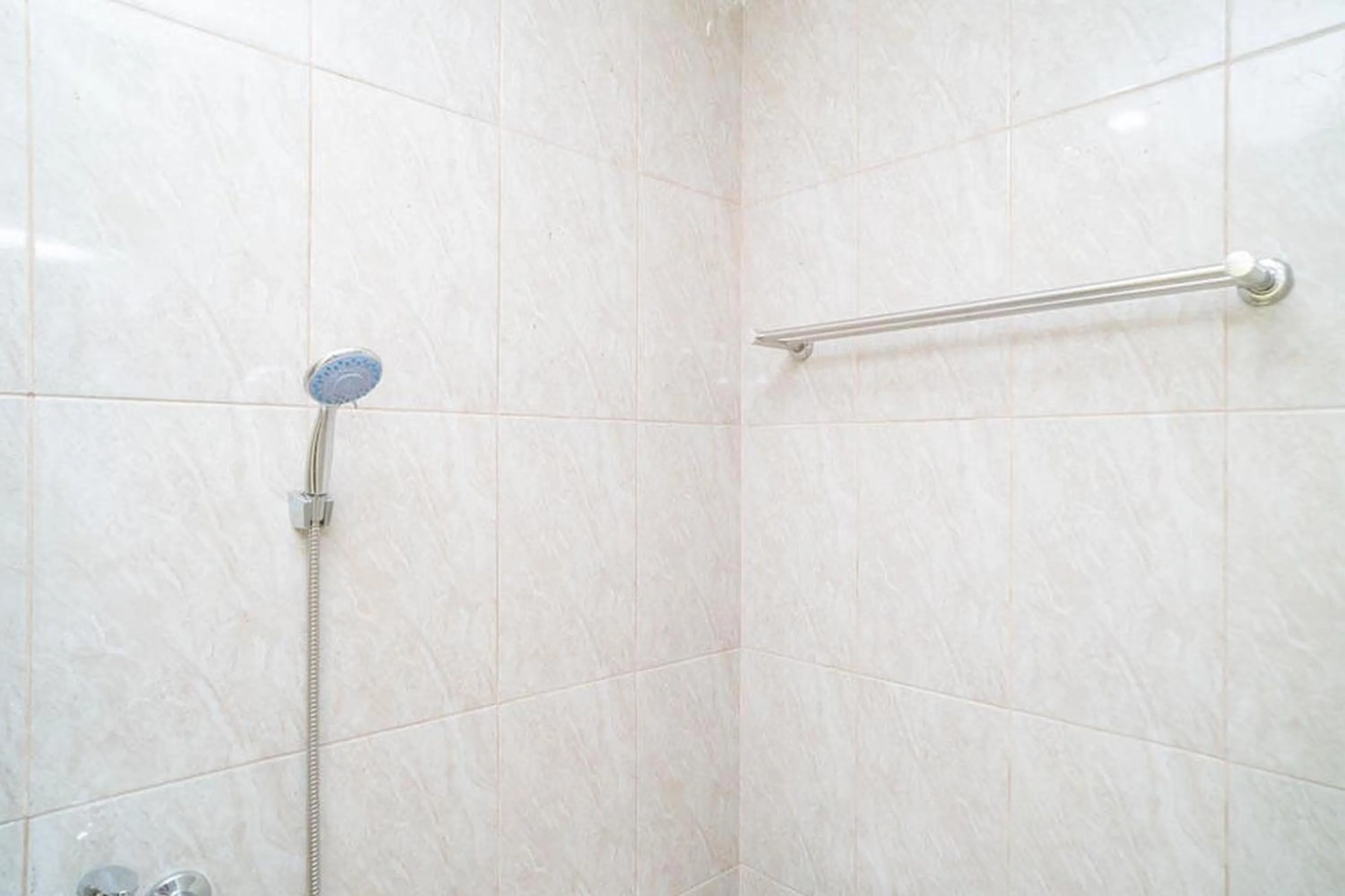 Bathroom in RedDoorz near Stasiun Tangerang