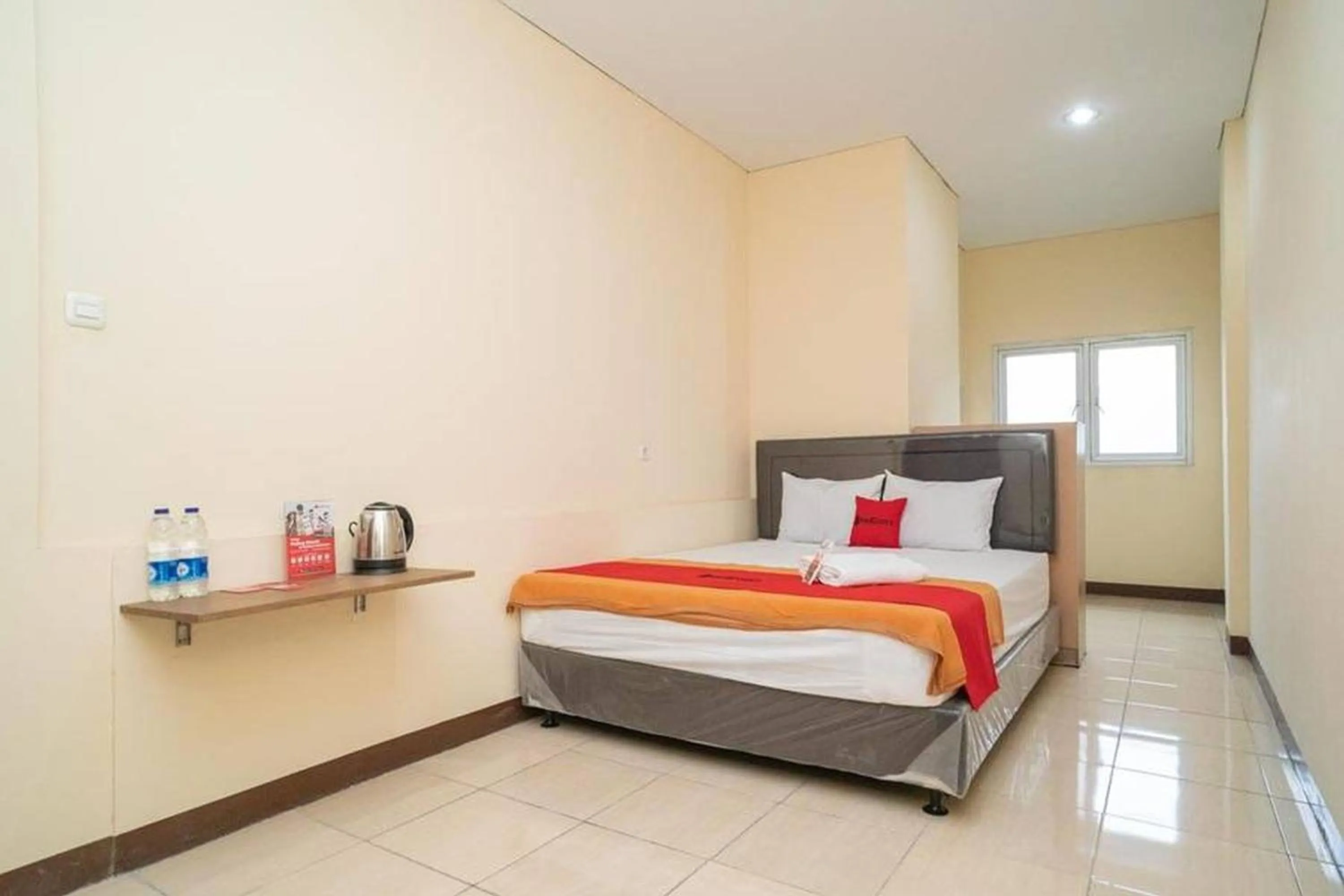 Bedroom, Bed in RedDoorz near Stasiun Tangerang