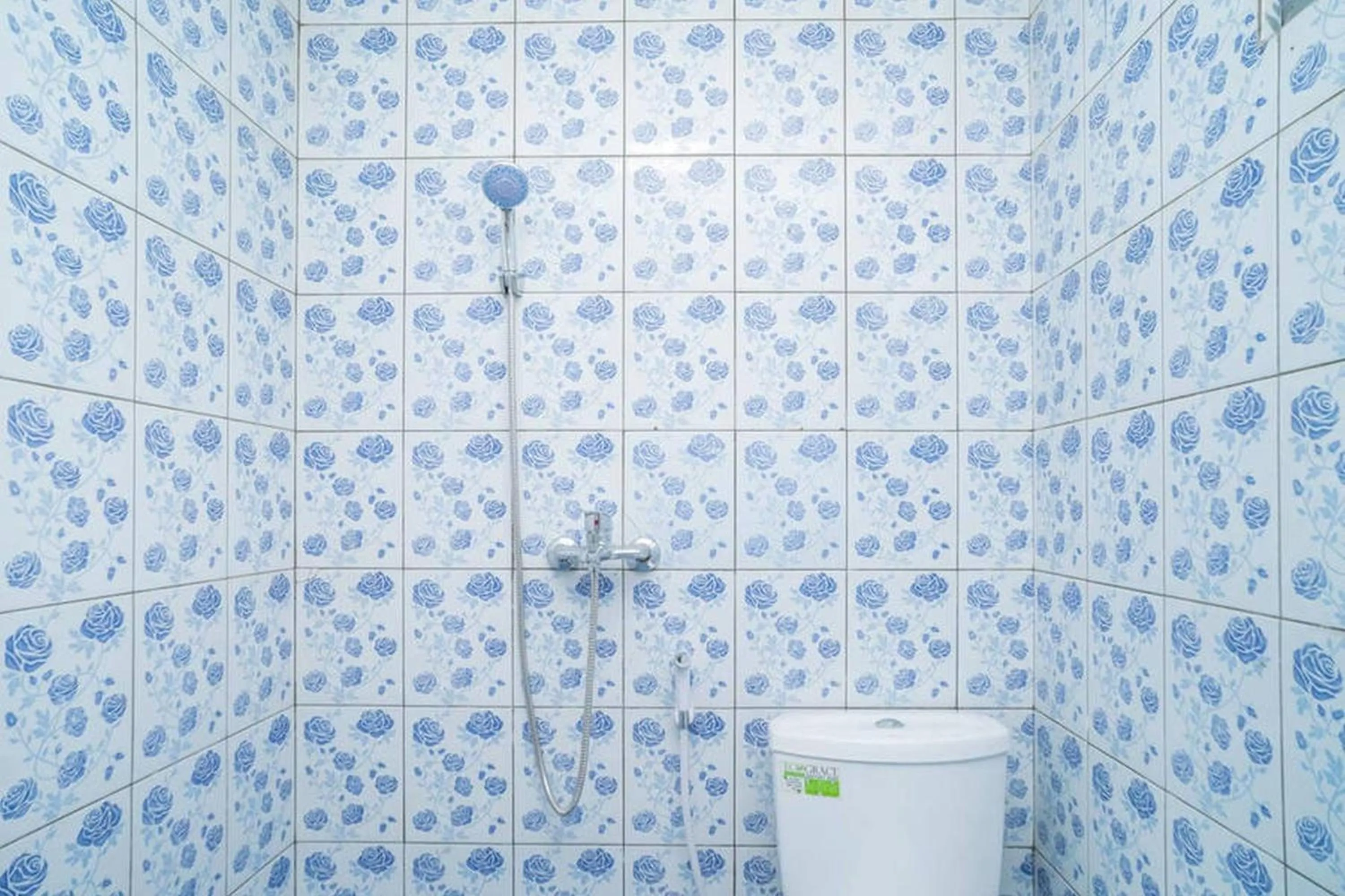 Bathroom in RedDoorz near Stasiun Tangerang