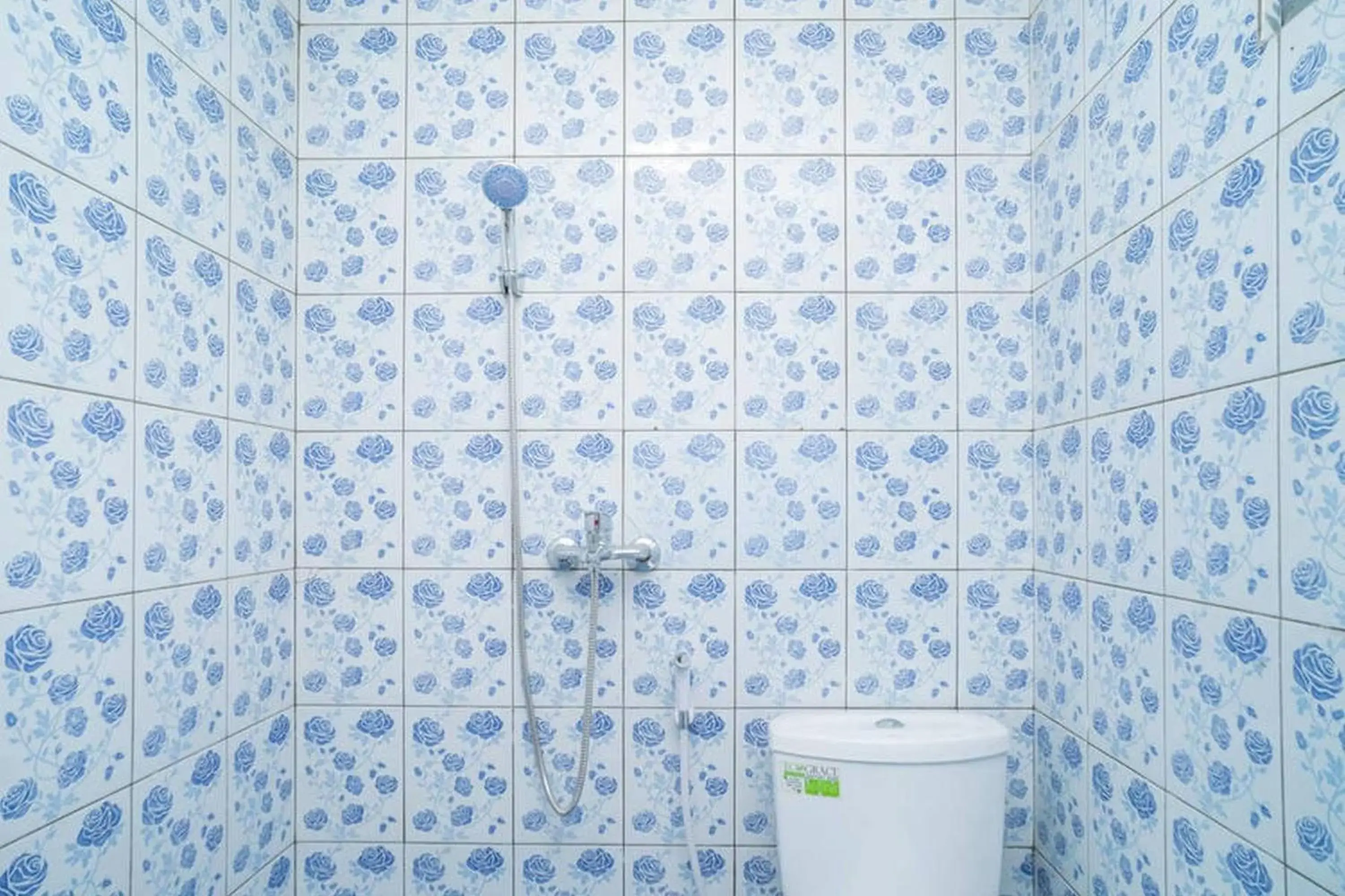 Bathroom in RedDoorz near Stasiun Tangerang Bathroom in RedDoorz near Stasiun Tangerang