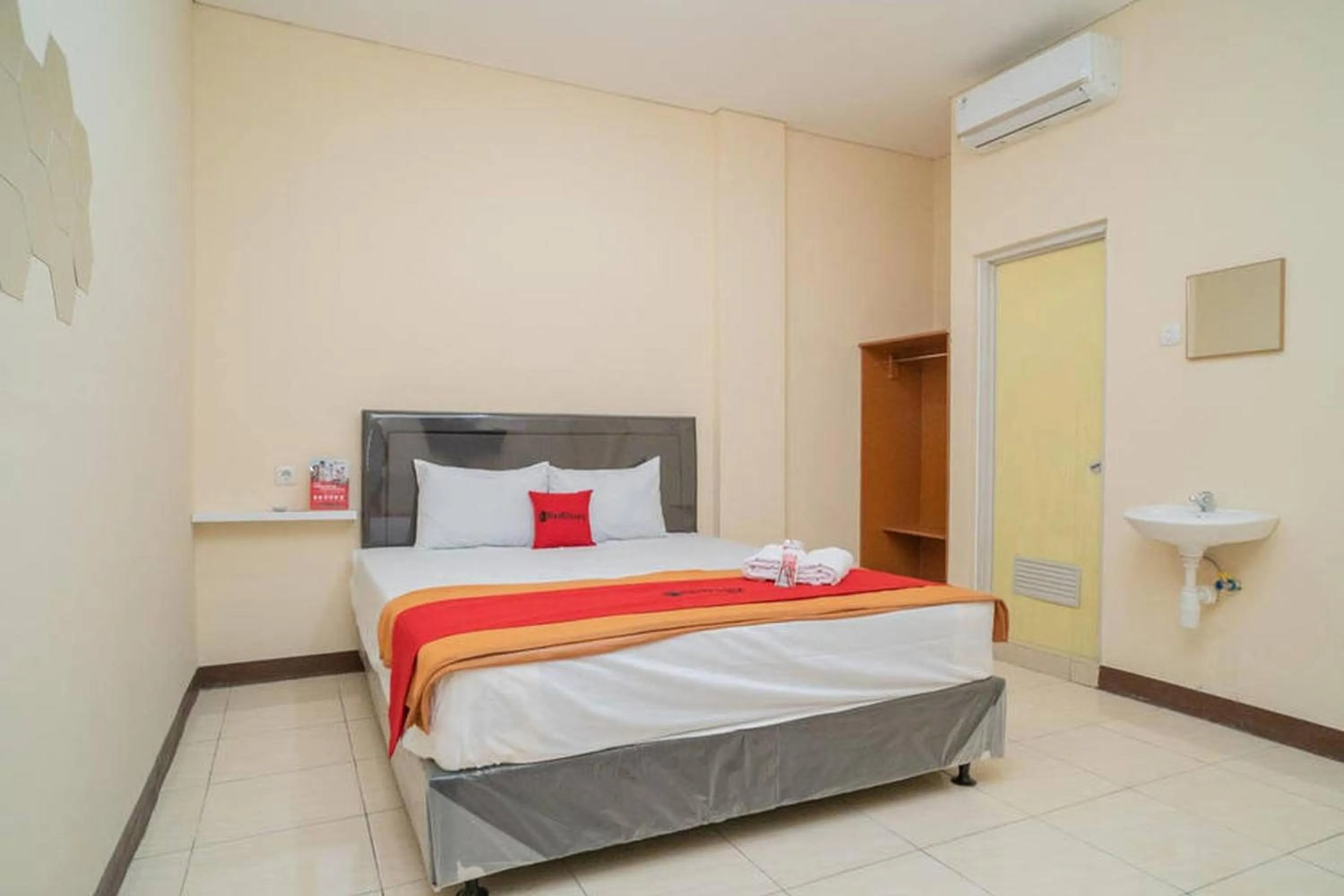Bedroom, Bed in RedDoorz near Stasiun Tangerang