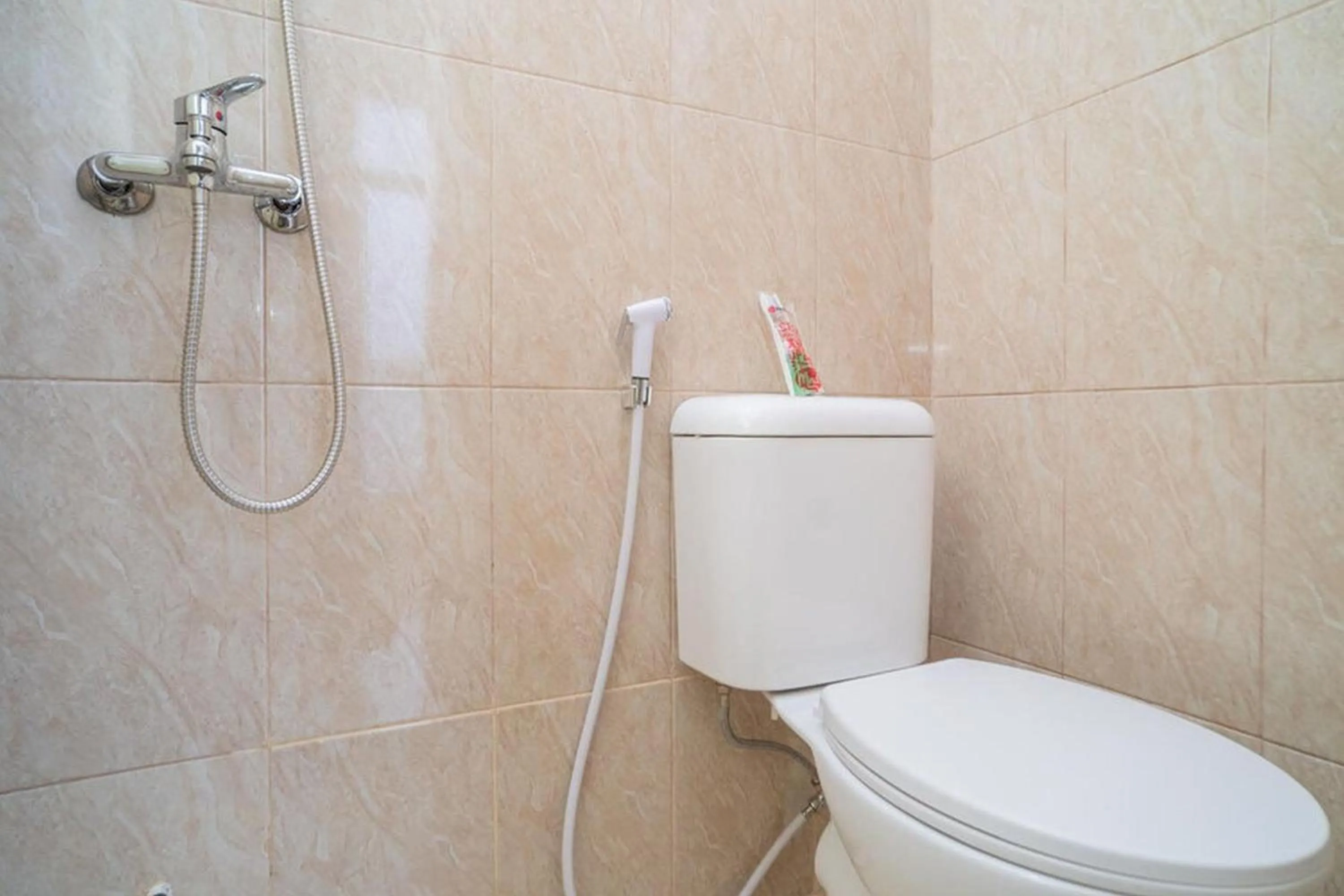 Bathroom in RedDoorz near Stasiun Tangerang