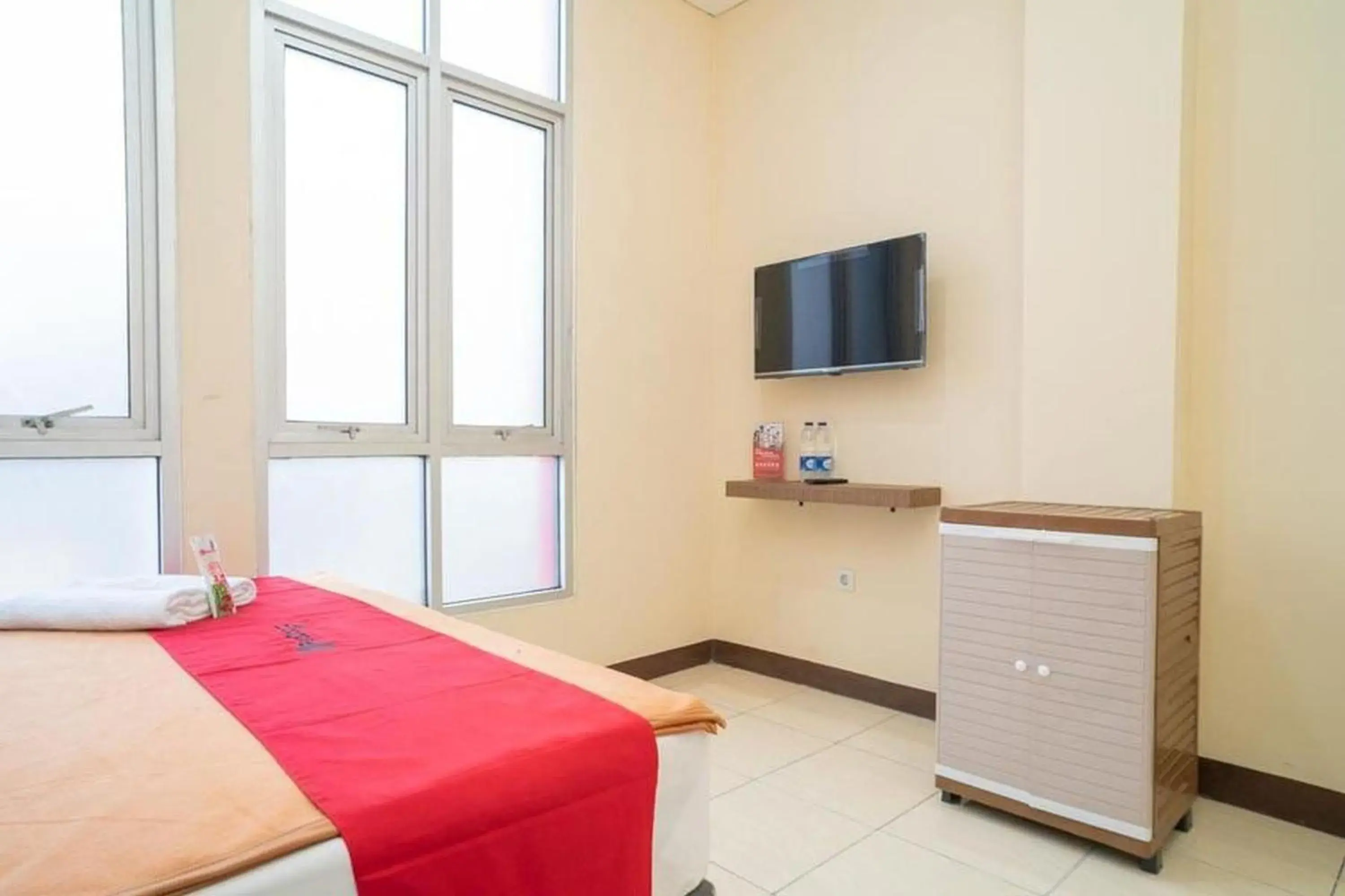 Bedroom, Bed in RedDoorz near Stasiun Tangerang Bedroom, Bed in RedDoorz near Stasiun Tangerang