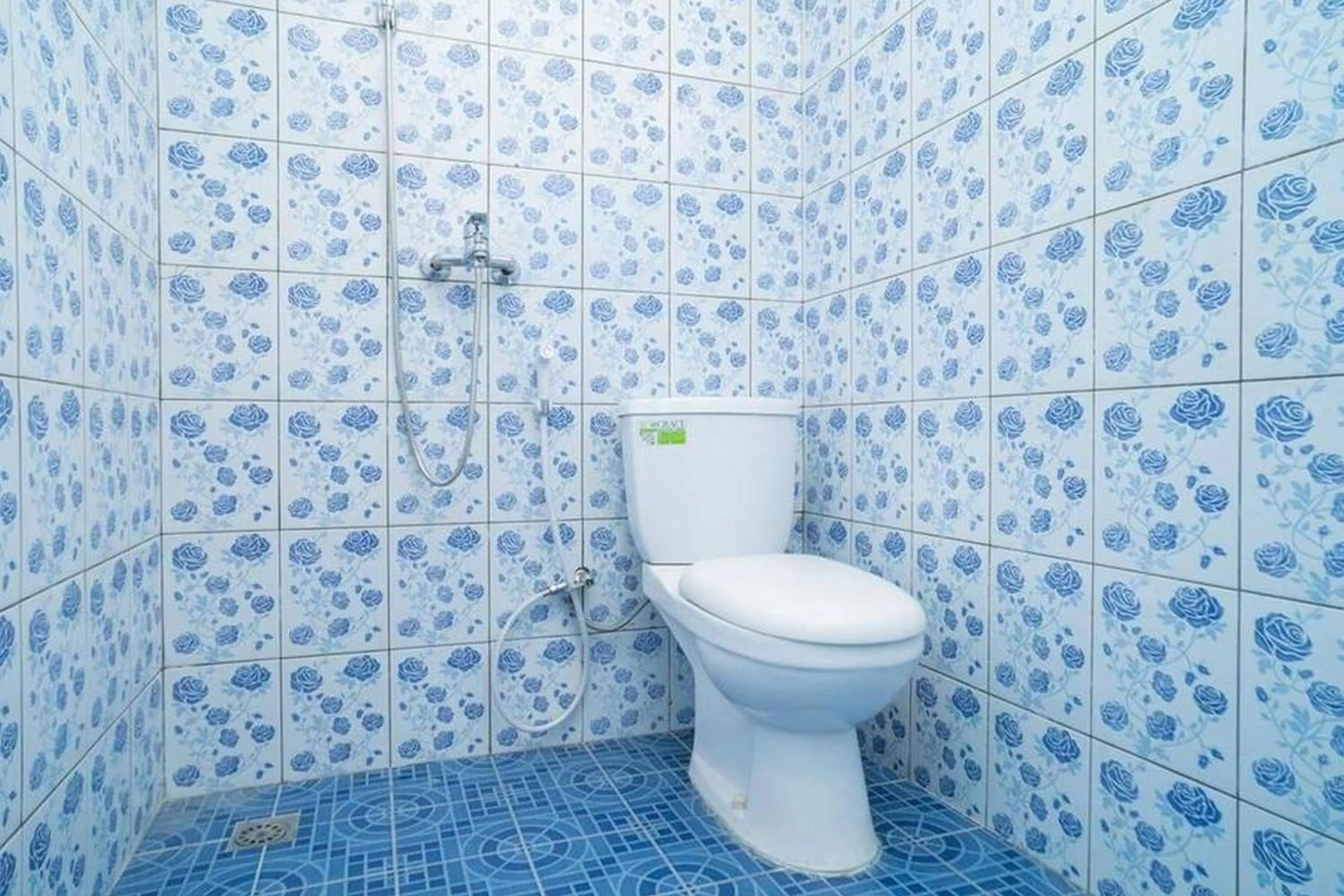 Bathroom in RedDoorz near Stasiun Tangerang