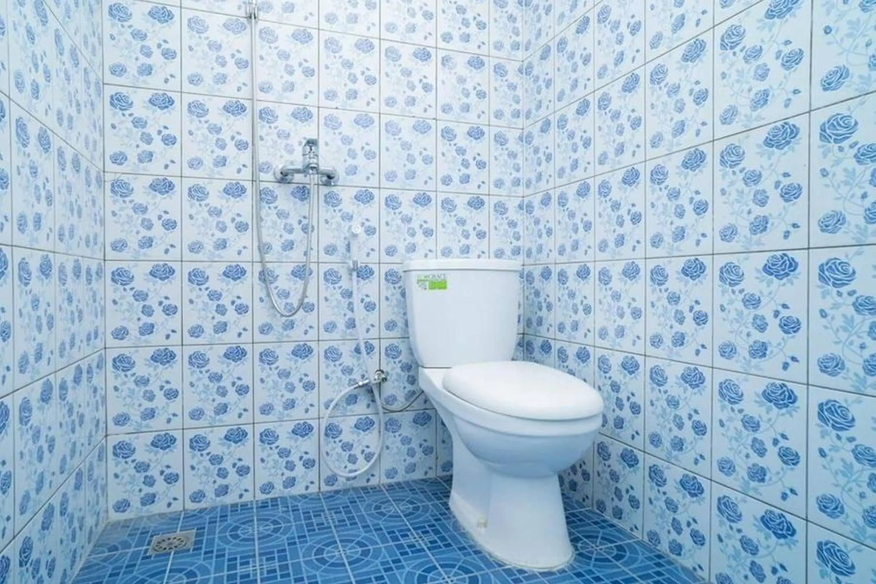 Bathroom in RedDoorz near Stasiun Tangerang Bathroom in RedDoorz near Stasiun Tangerang