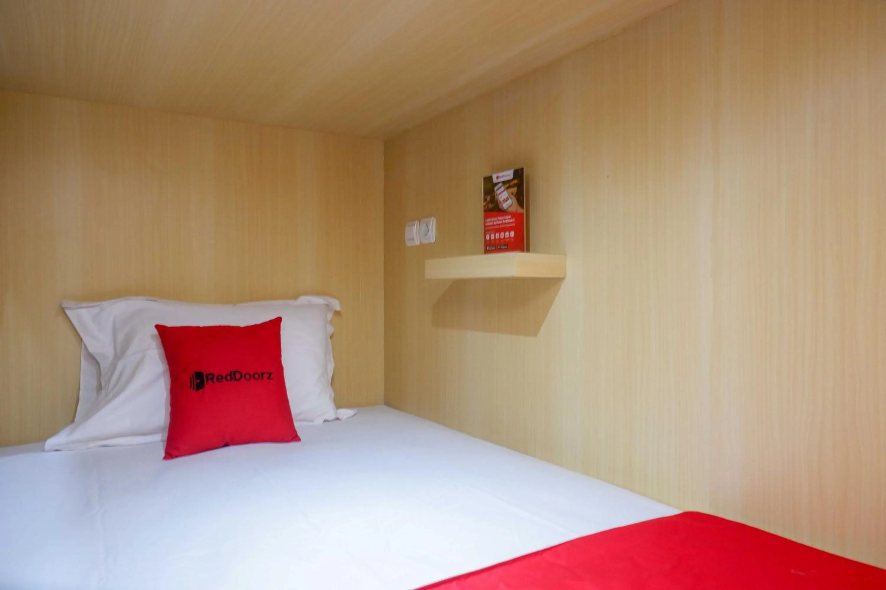 Bedroom, Bed in RedDoorz Hostel near Lawang Sewu Semarang