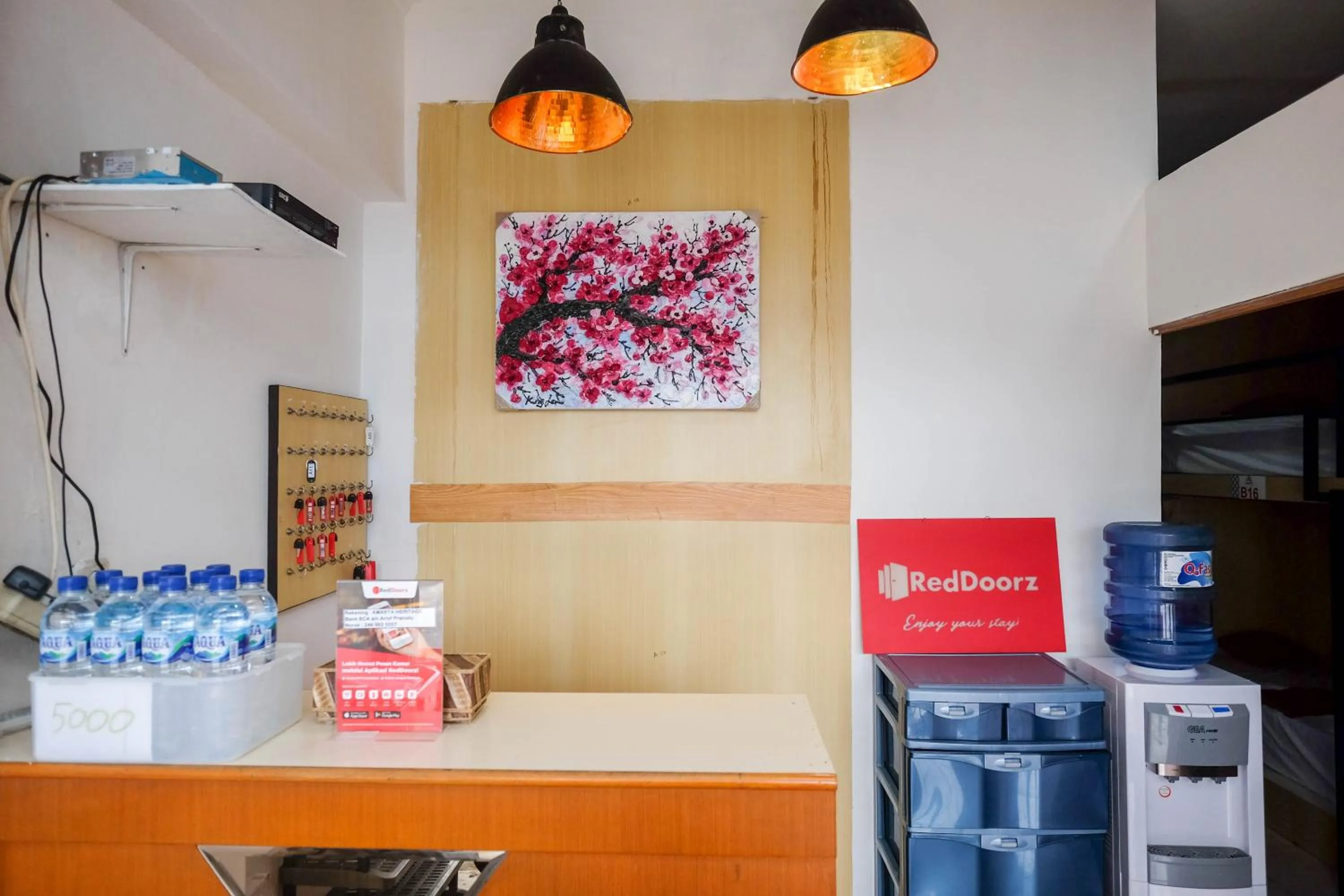 Lobby or reception in RedDoorz Hostel near Lawang Sewu Semarang