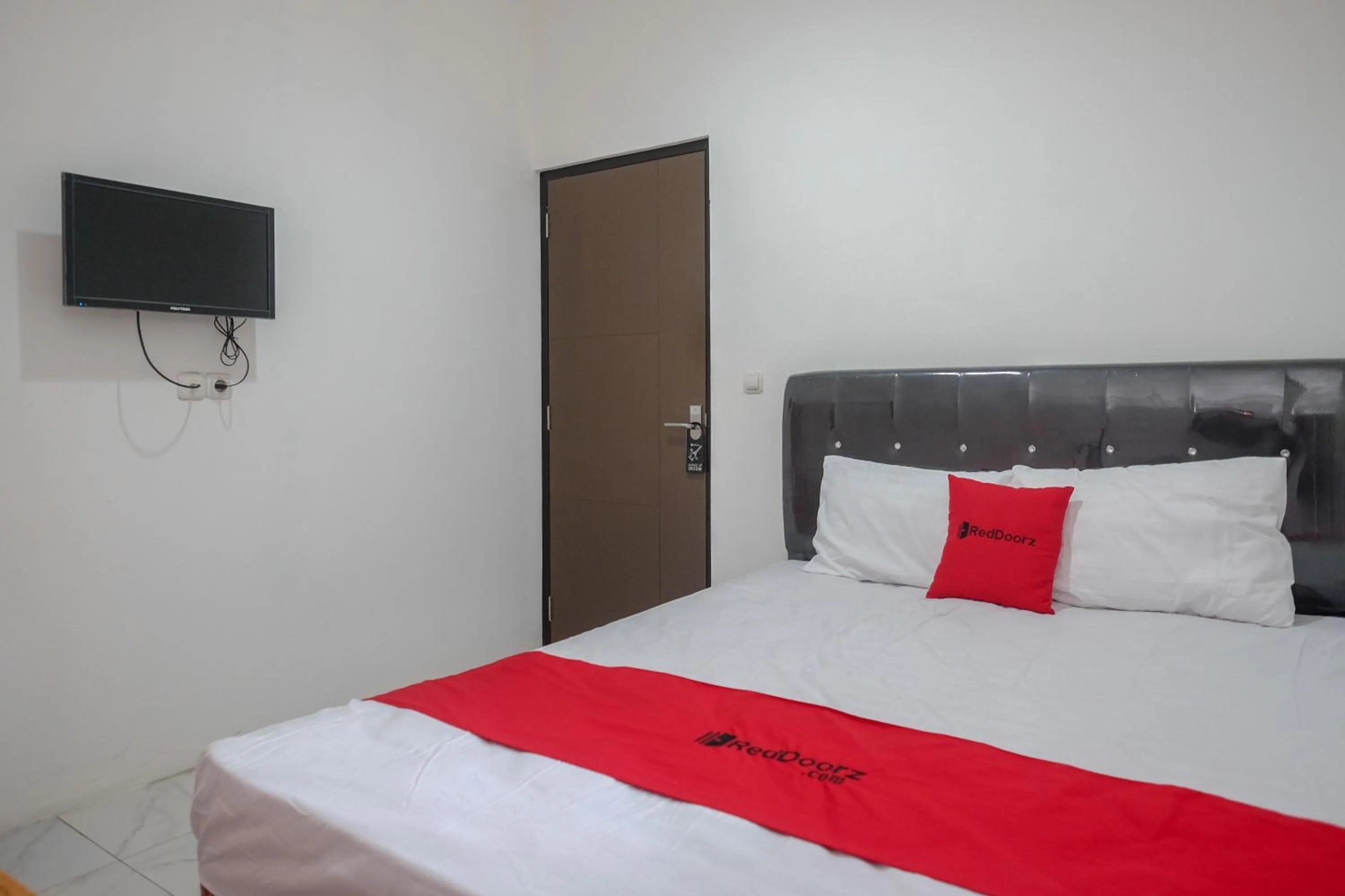 Bedroom, Bed in RedDoorz Hostel near Lawang Sewu Semarang