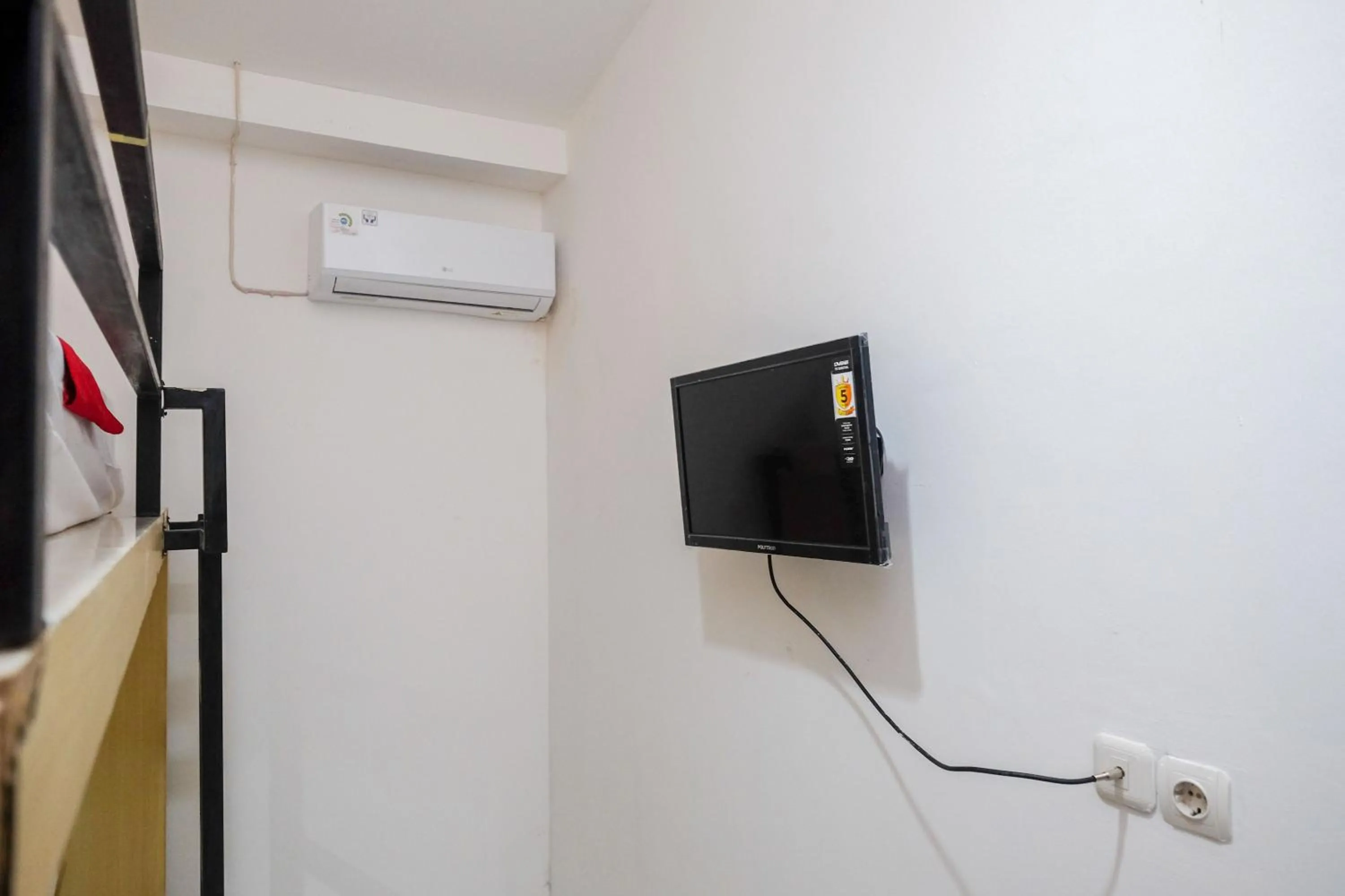 TV and multimedia in RedDoorz Hostel near Lawang Sewu Semarang