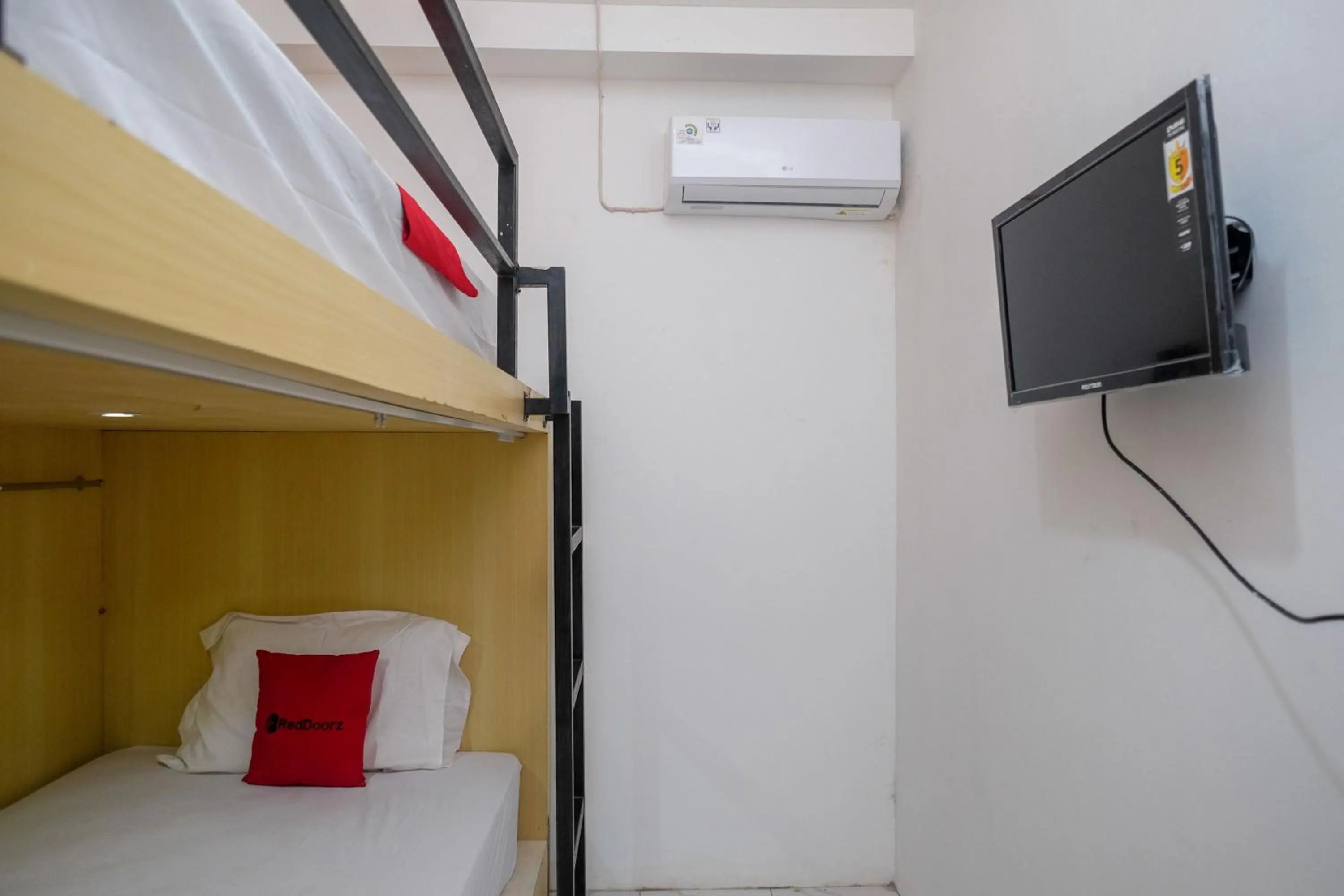 Bedroom, Bed in RedDoorz Hostel near Lawang Sewu Semarang