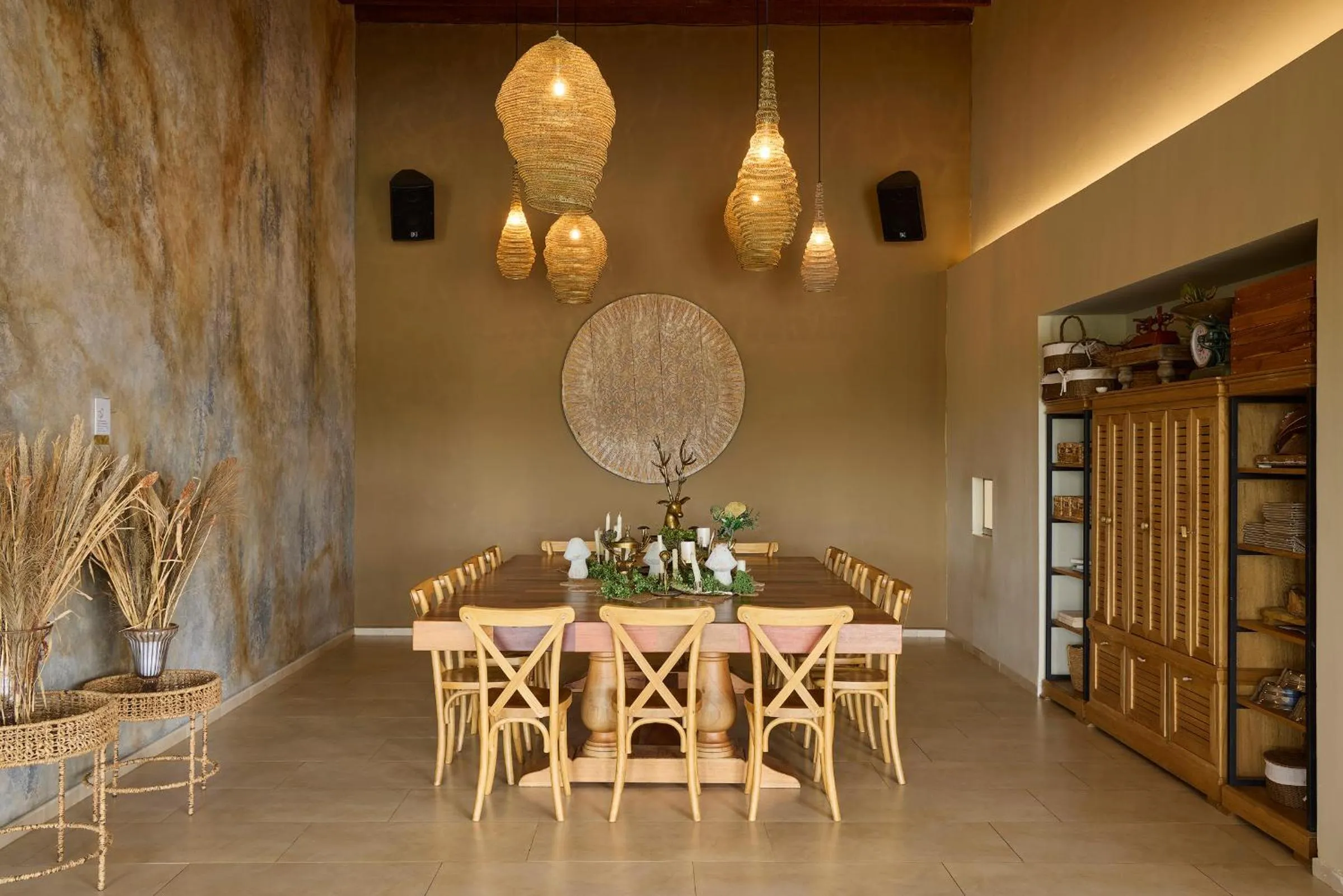 Restaurant/places to eat in Tau House