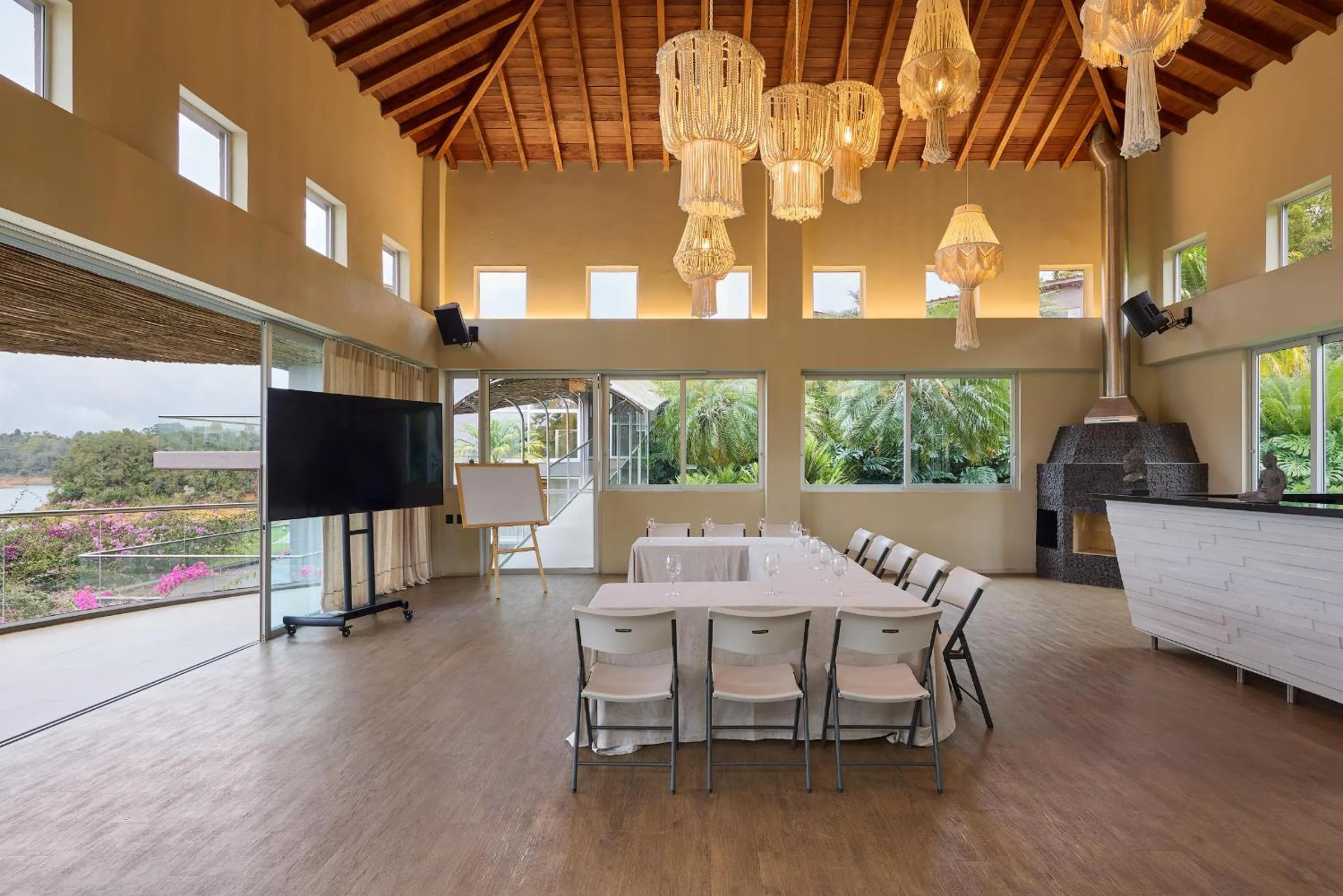 Business facilities in Tau House