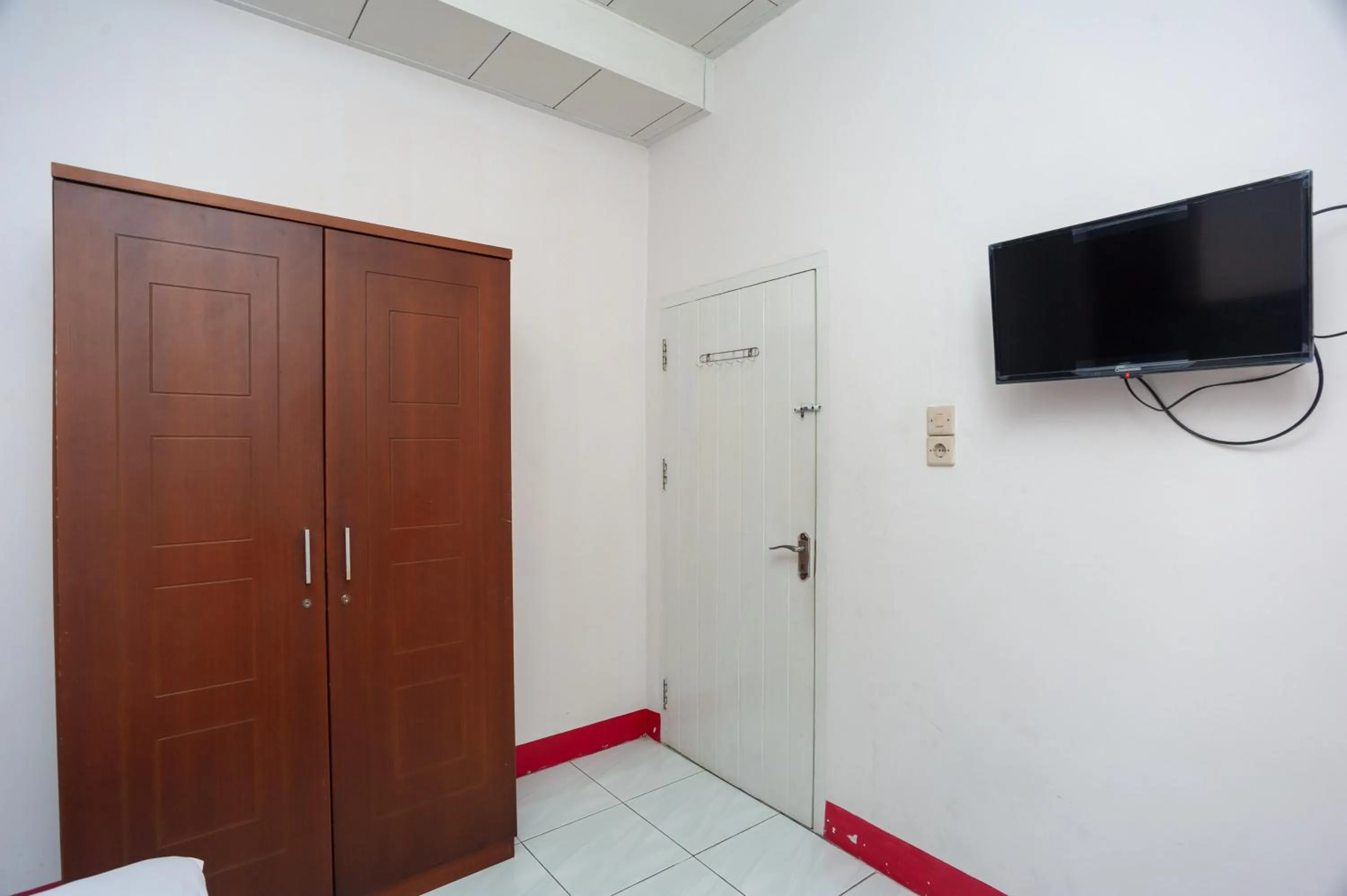 wardrobe in RedDoorz Syariah near Tugu Juang Jambi 3