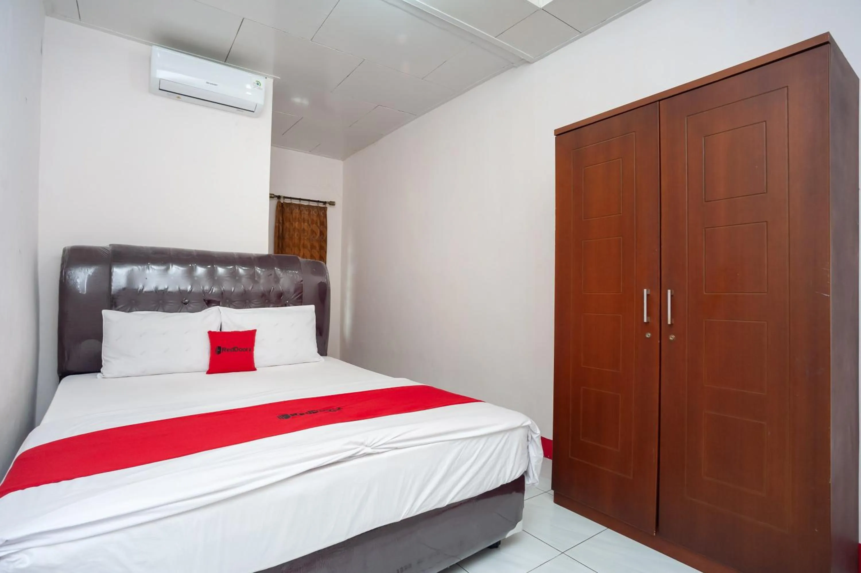Bedroom, Bed in RedDoorz Syariah near Tugu Juang Jambi 3