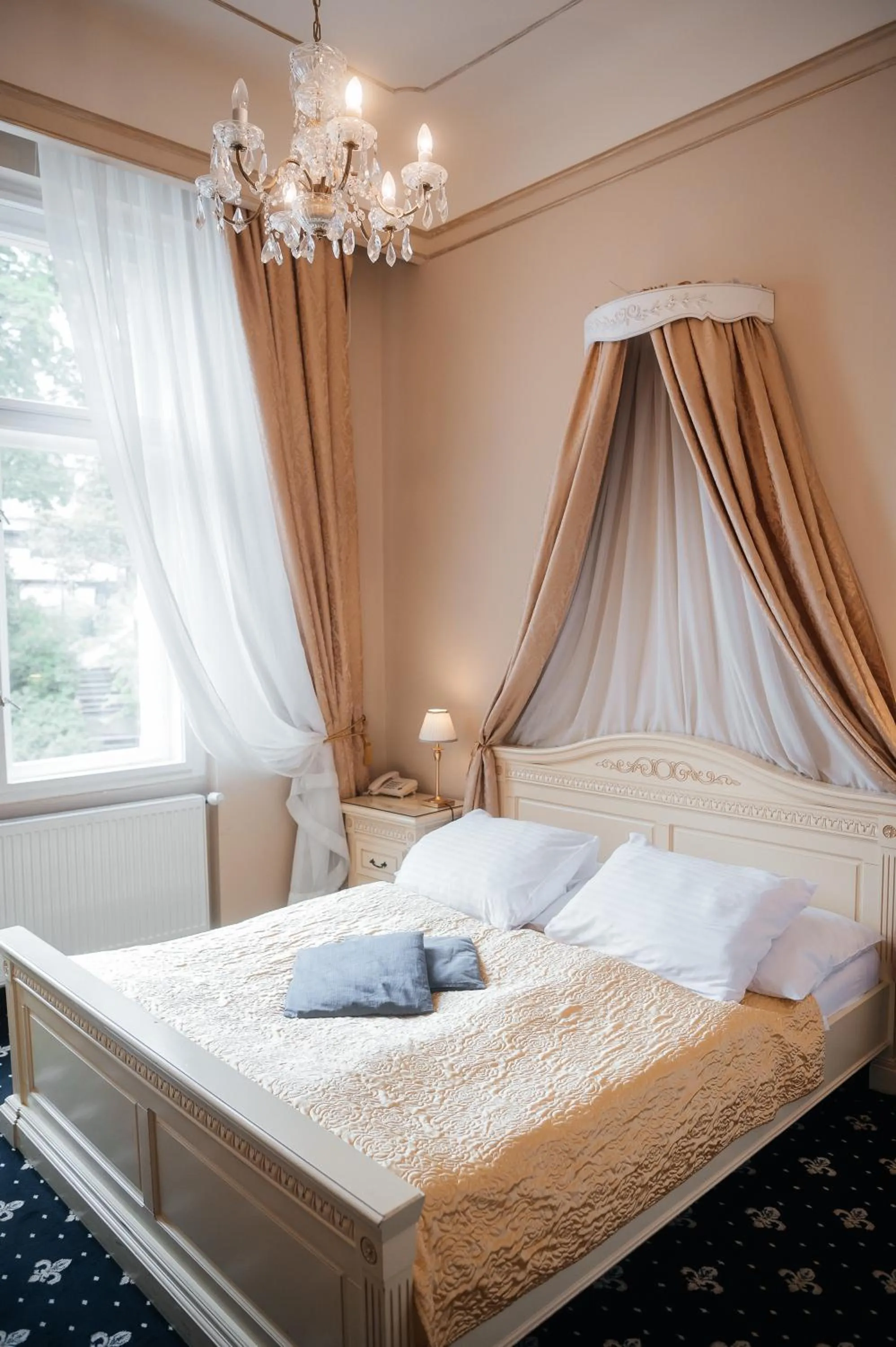 Area and facilities, Bed in Alisa Hotel