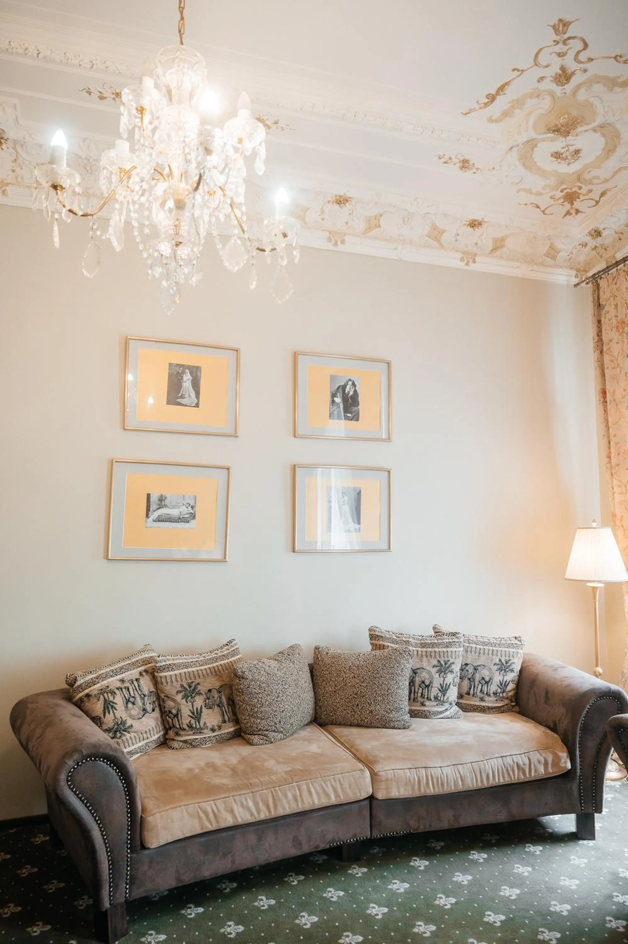 Living room in Alisa Hotel