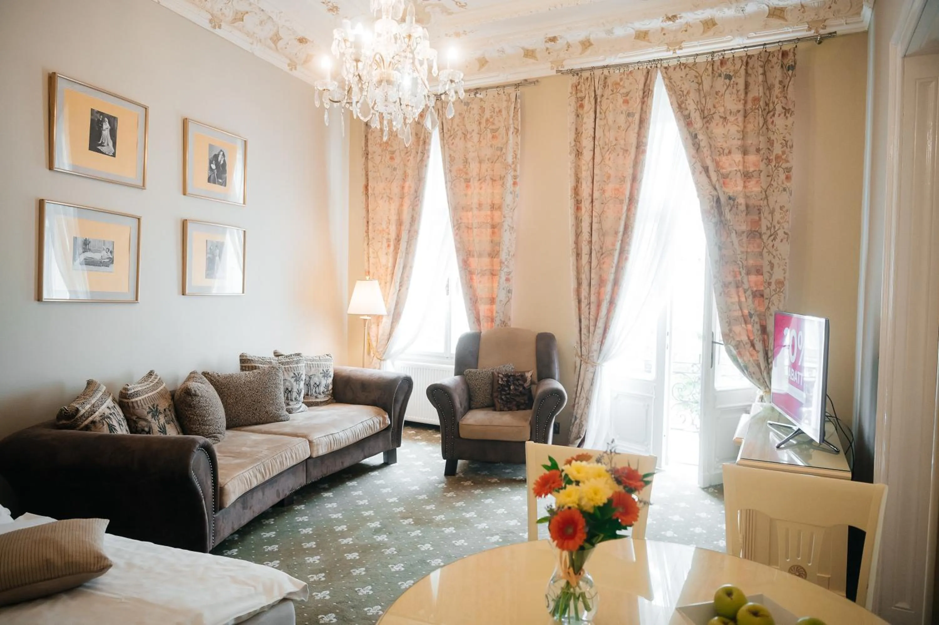 Living room, Bed in Alisa Hotel