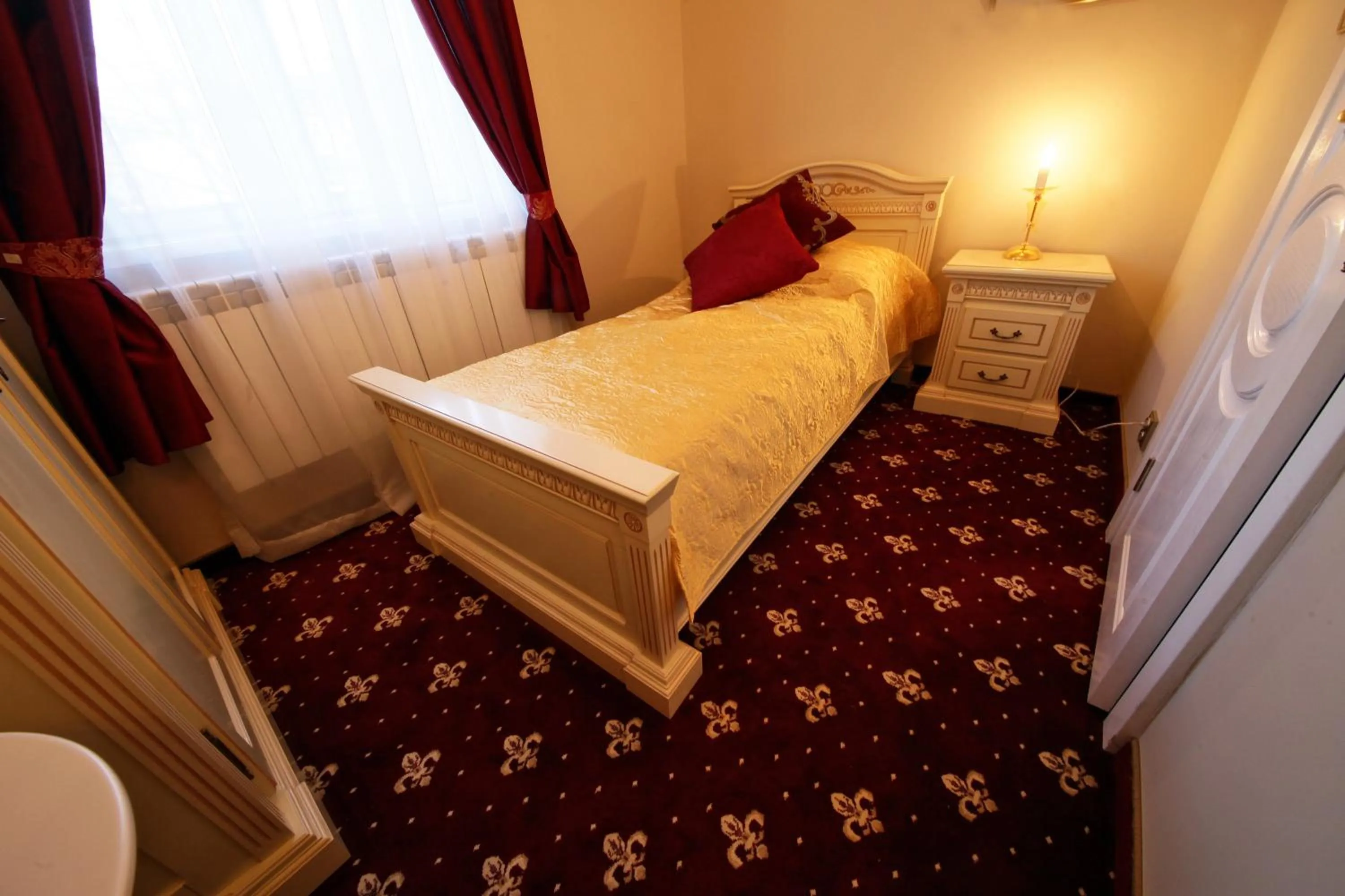 Photo of the whole room, Bed in Alisa Hotel