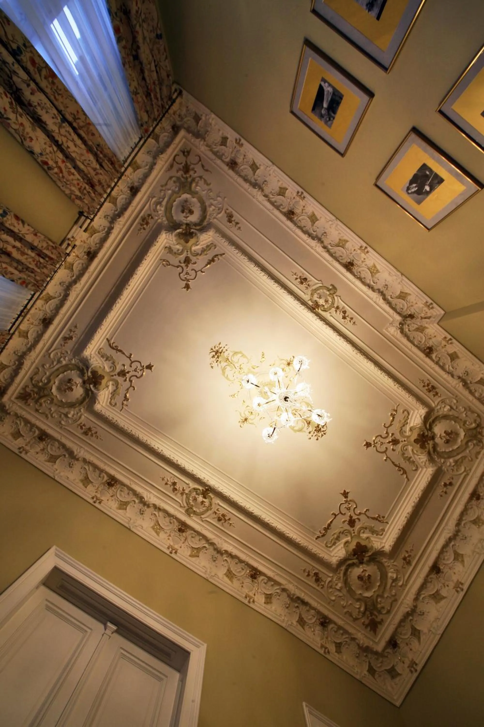 Living room in Alisa Hotel