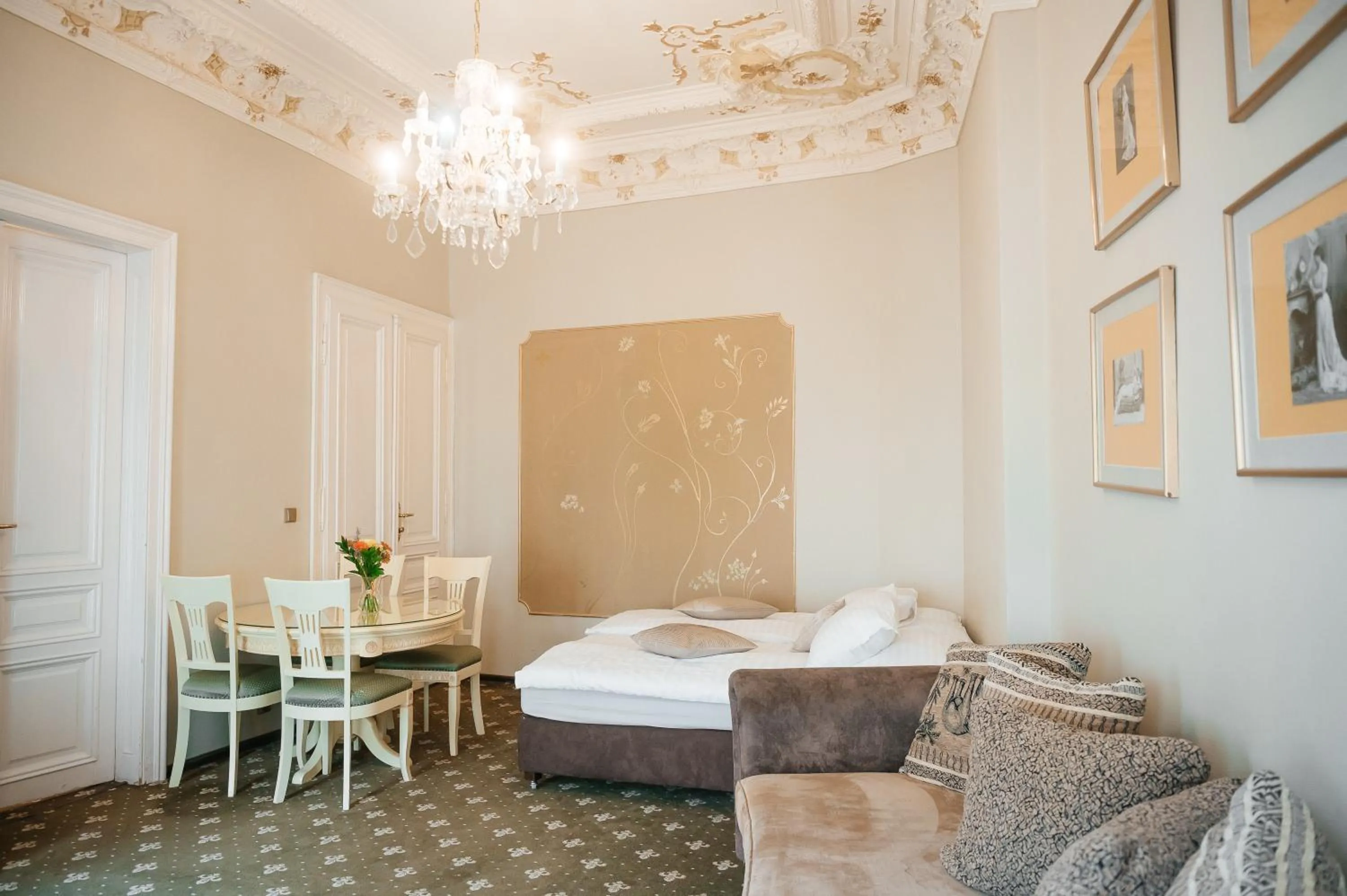 Living room, Bed in Alisa Hotel