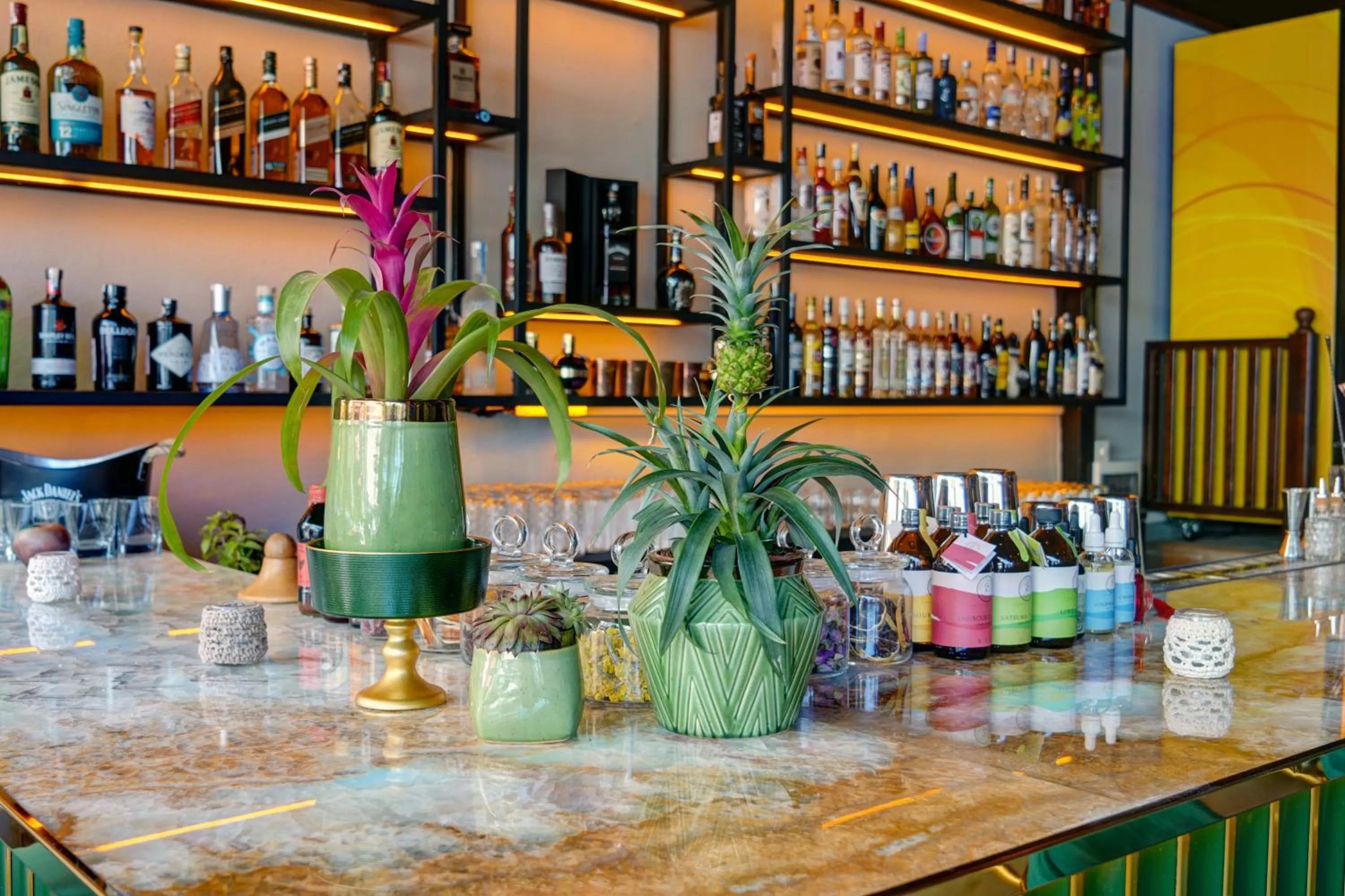 Restaurant/places to eat in Anna Queen Hotel