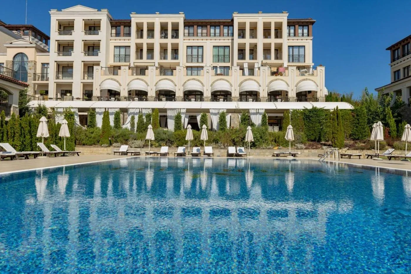 Restaurant/places to eat in Green Life Beach Resort Apartment