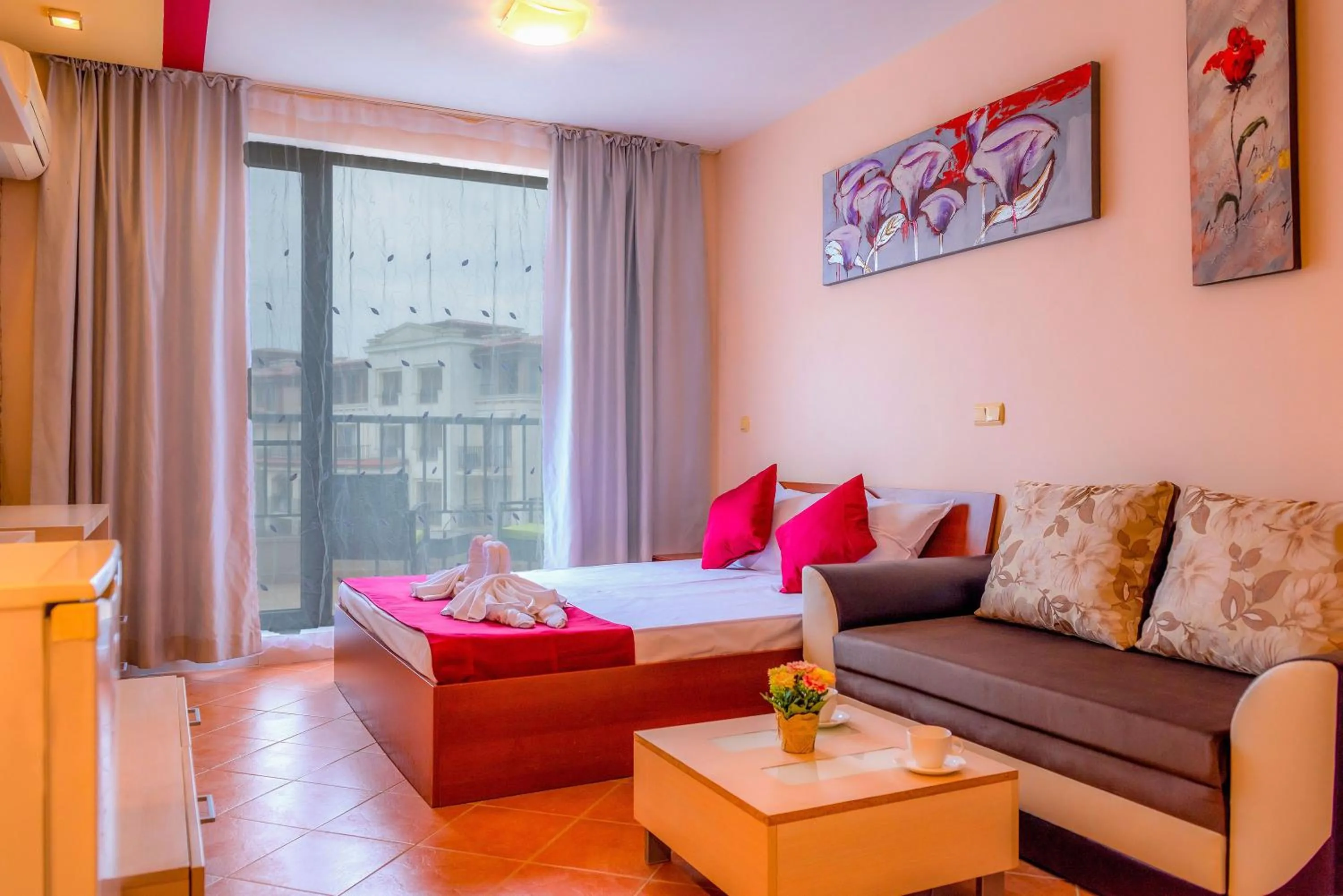 Balcony/Terrace, Bed in Green Life Beach Resort Apartment