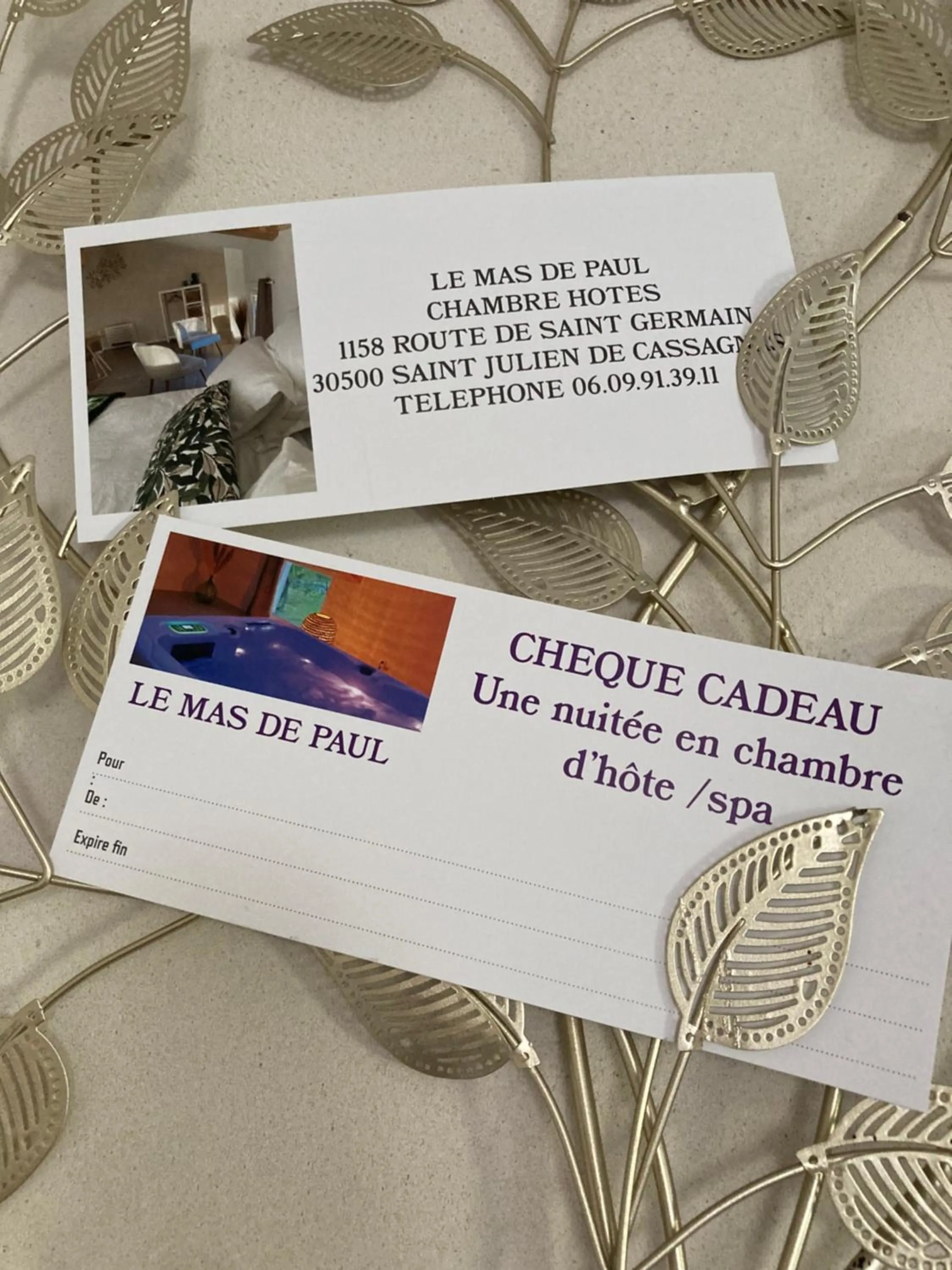 Text overlay in LE MAS de PAUL