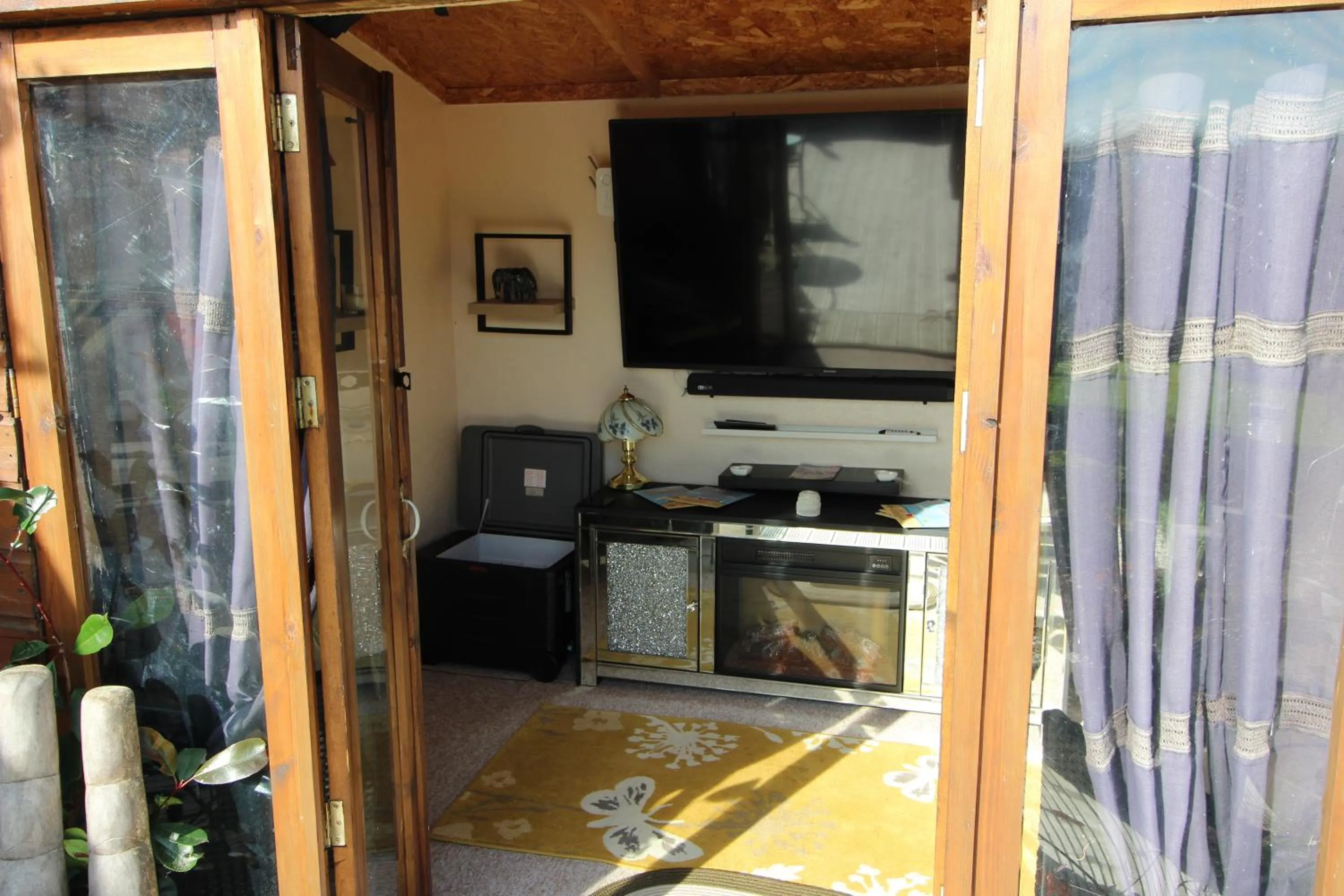 TV and multimedia in Melorne Farm Guest House