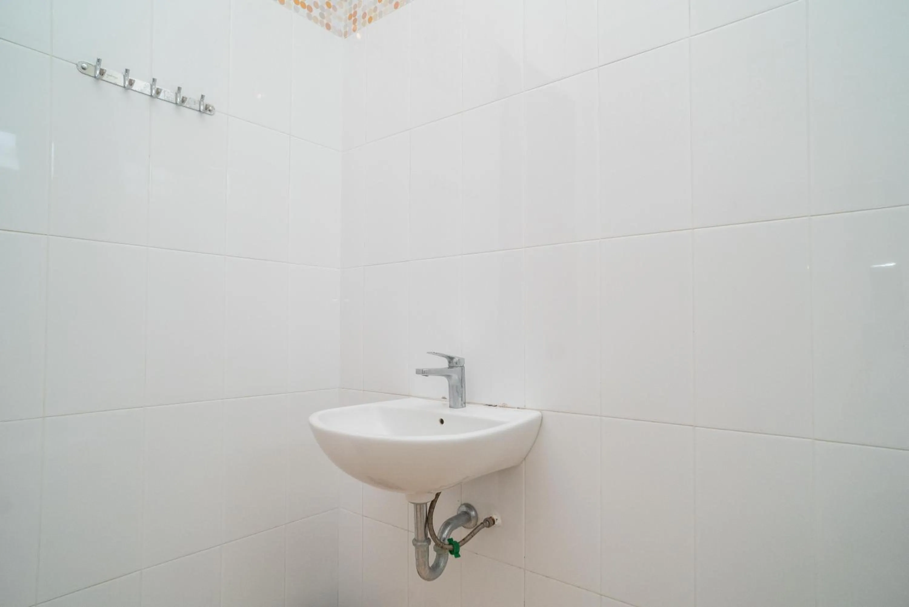 Toilet in RedDoorz near ITDC Nusa Dua