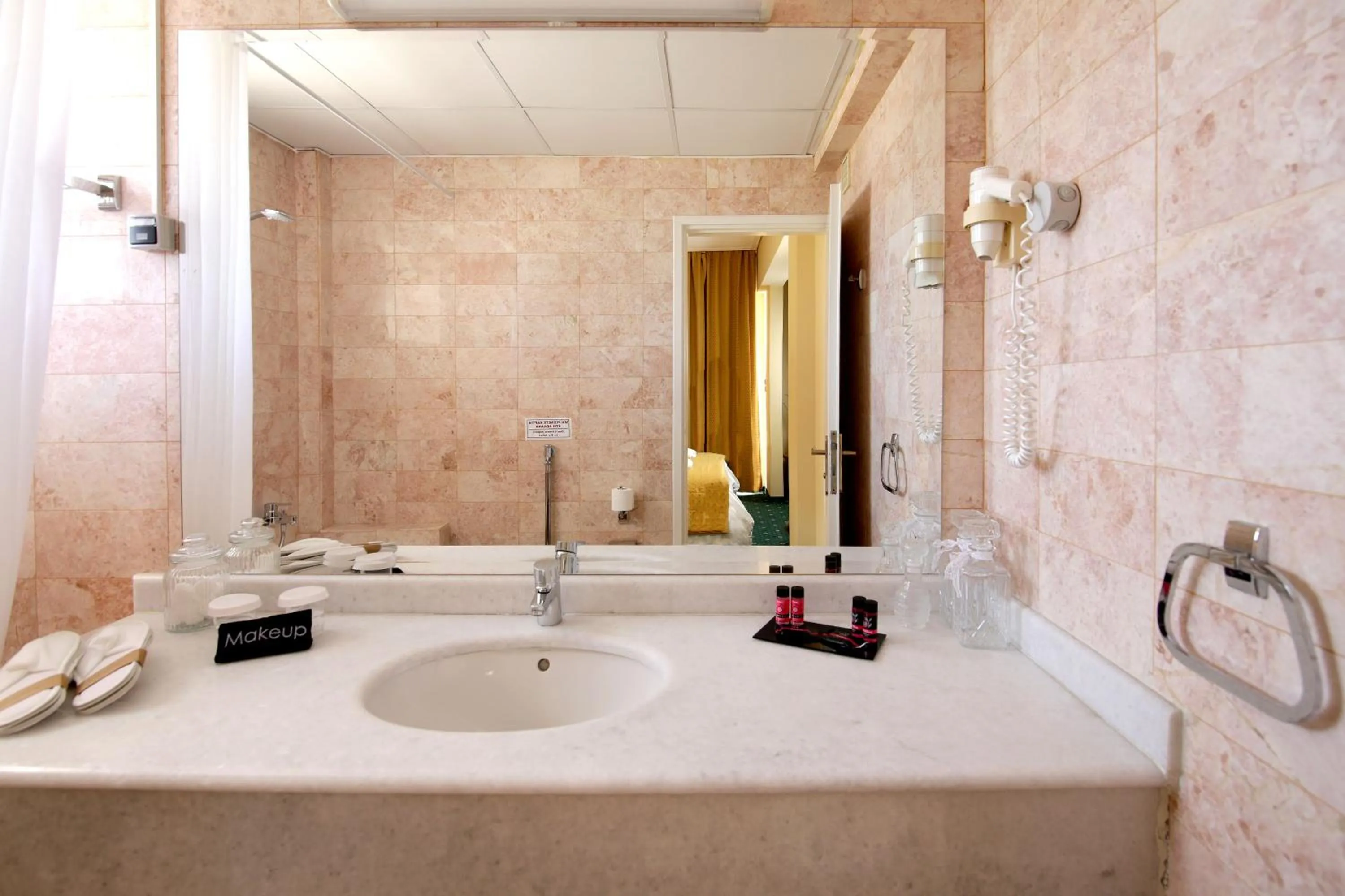 Bathroom in Hotel Philippos Livadeia