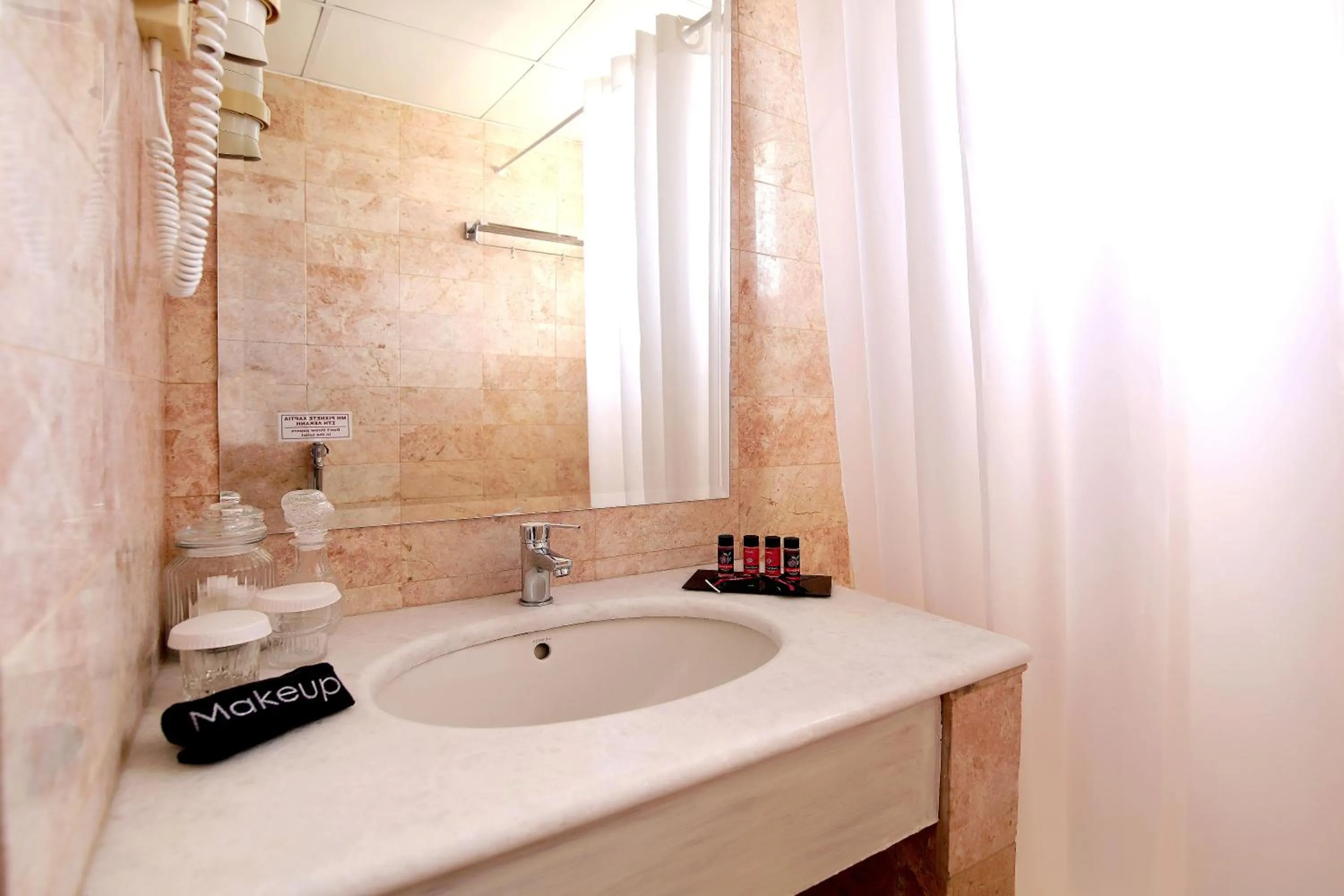 Bathroom in Hotel Philippos Livadeia