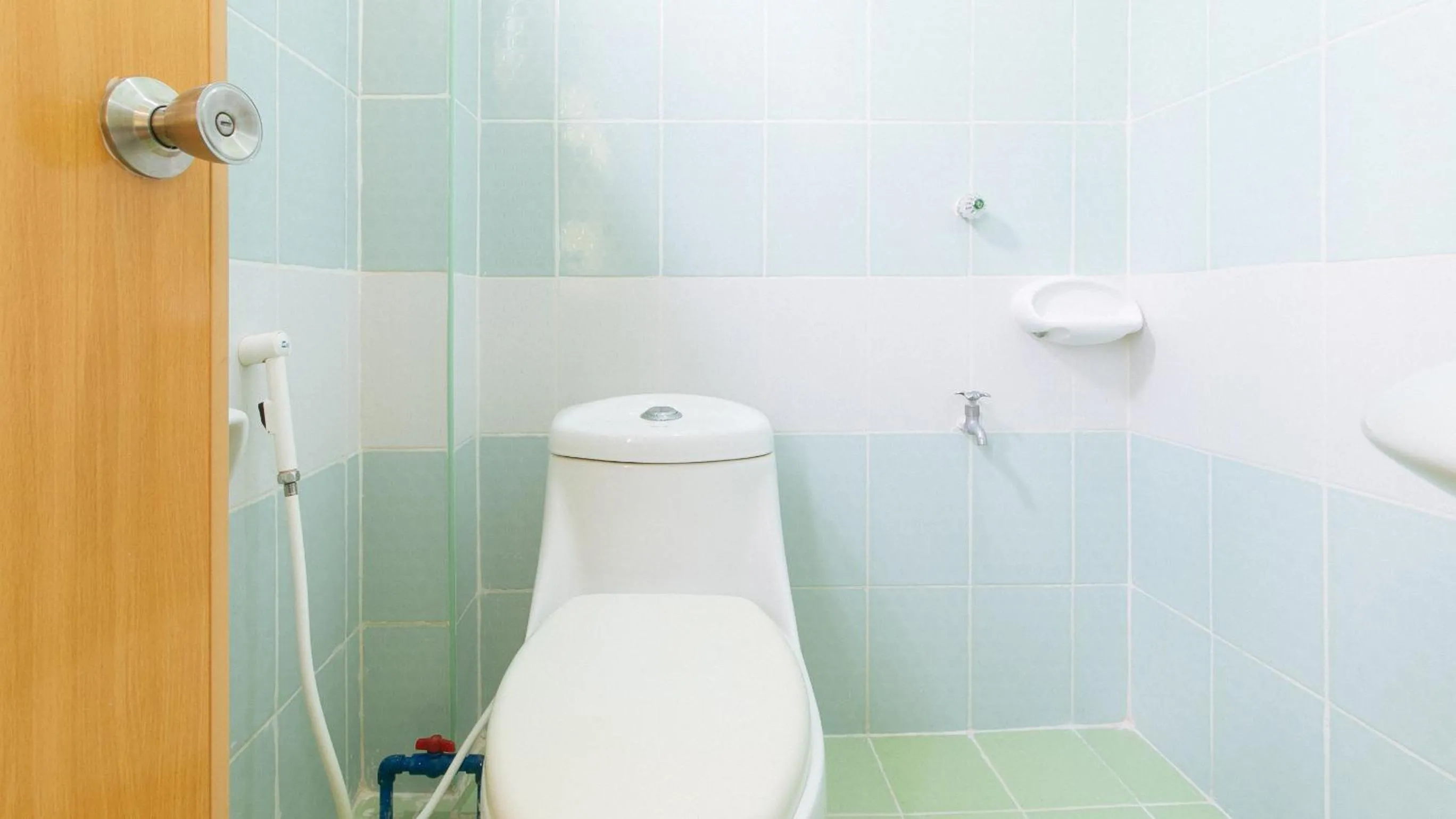 Shower in En Gedi Beach Resort by RedDoorz