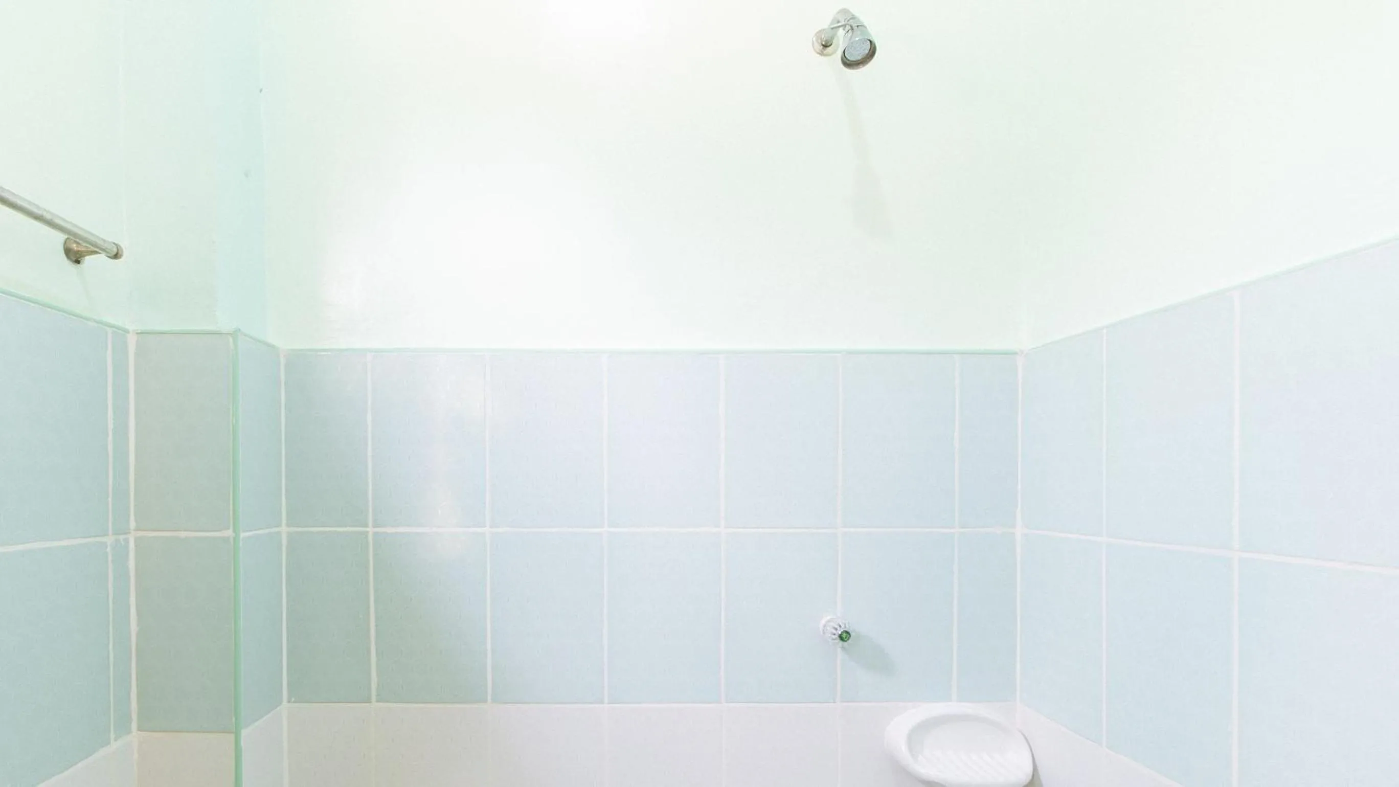 Shower in En Gedi Beach Resort by RedDoorz