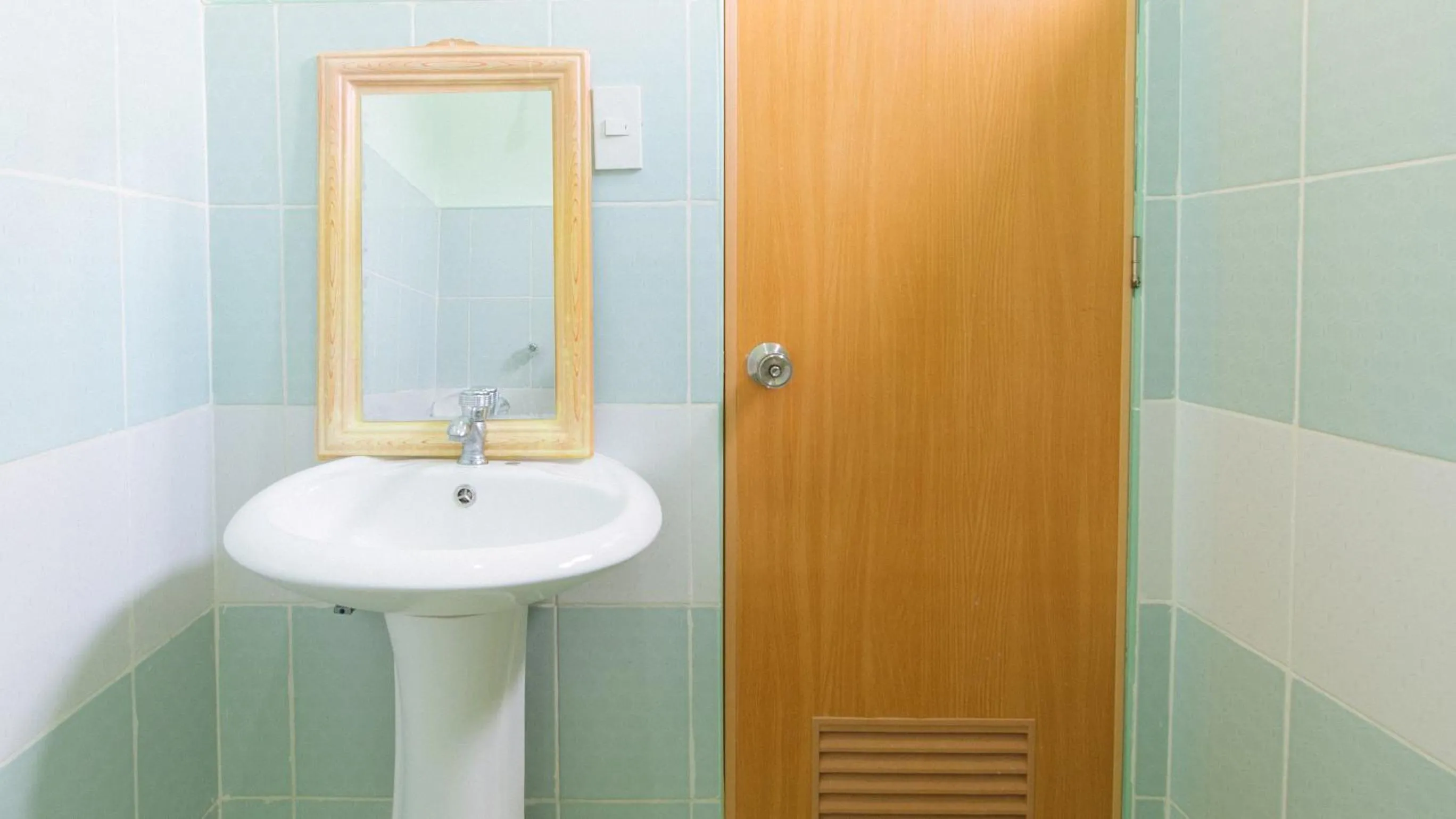Shower in En Gedi Beach Resort by RedDoorz