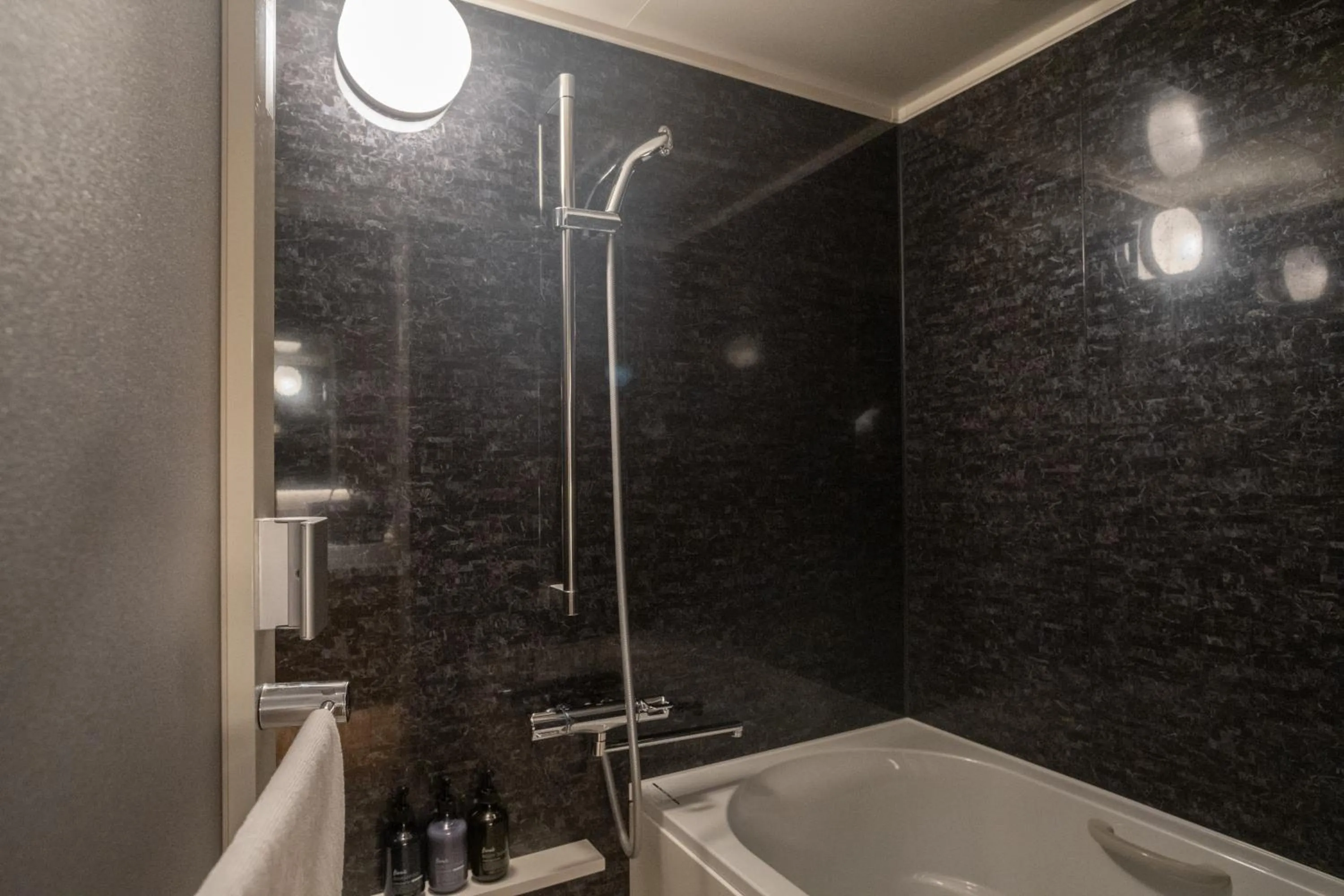 Shower in ORI Rokkaku