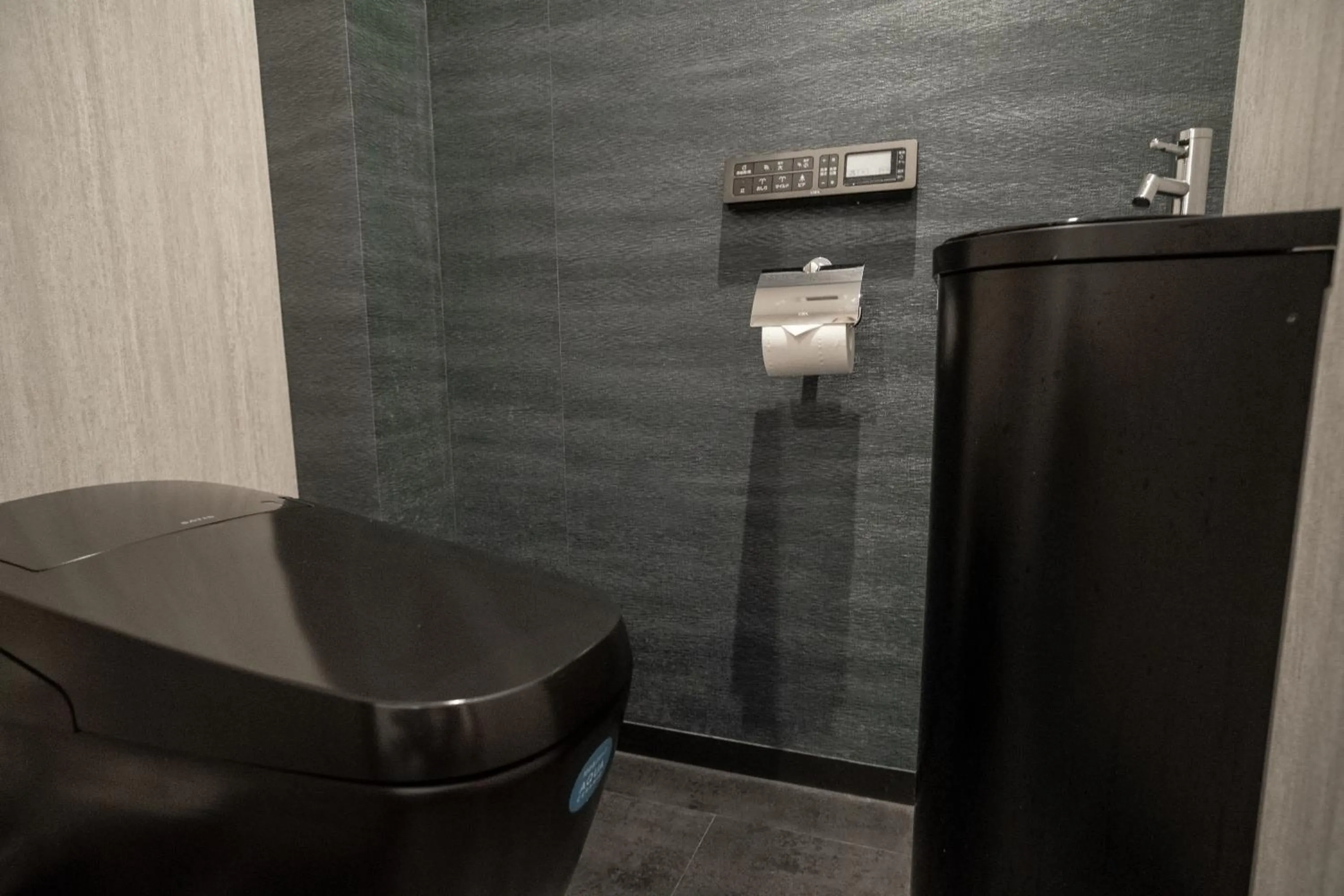 Toilet in ORI Rokkaku