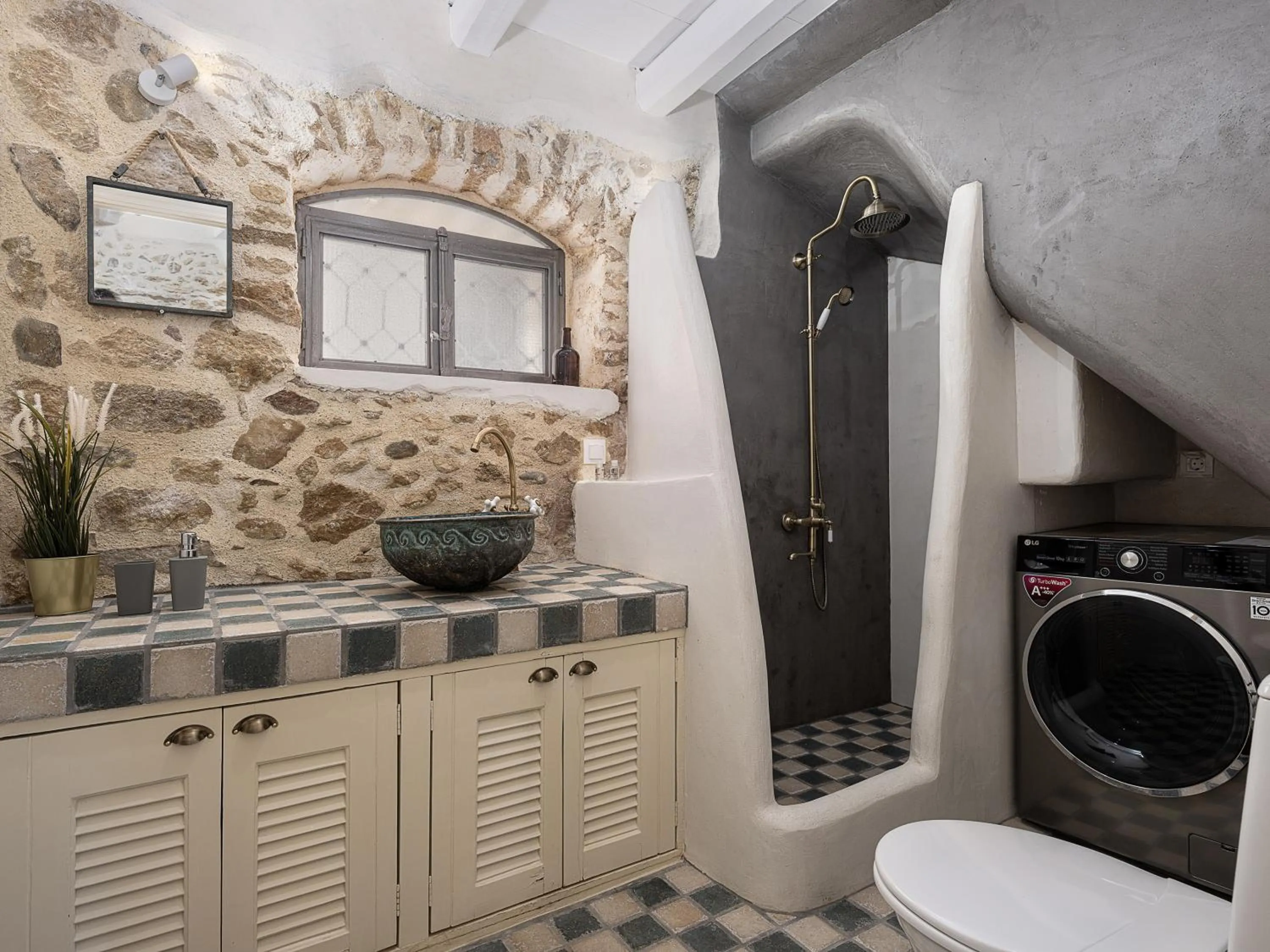 Shower in Ondathaki Pirgos