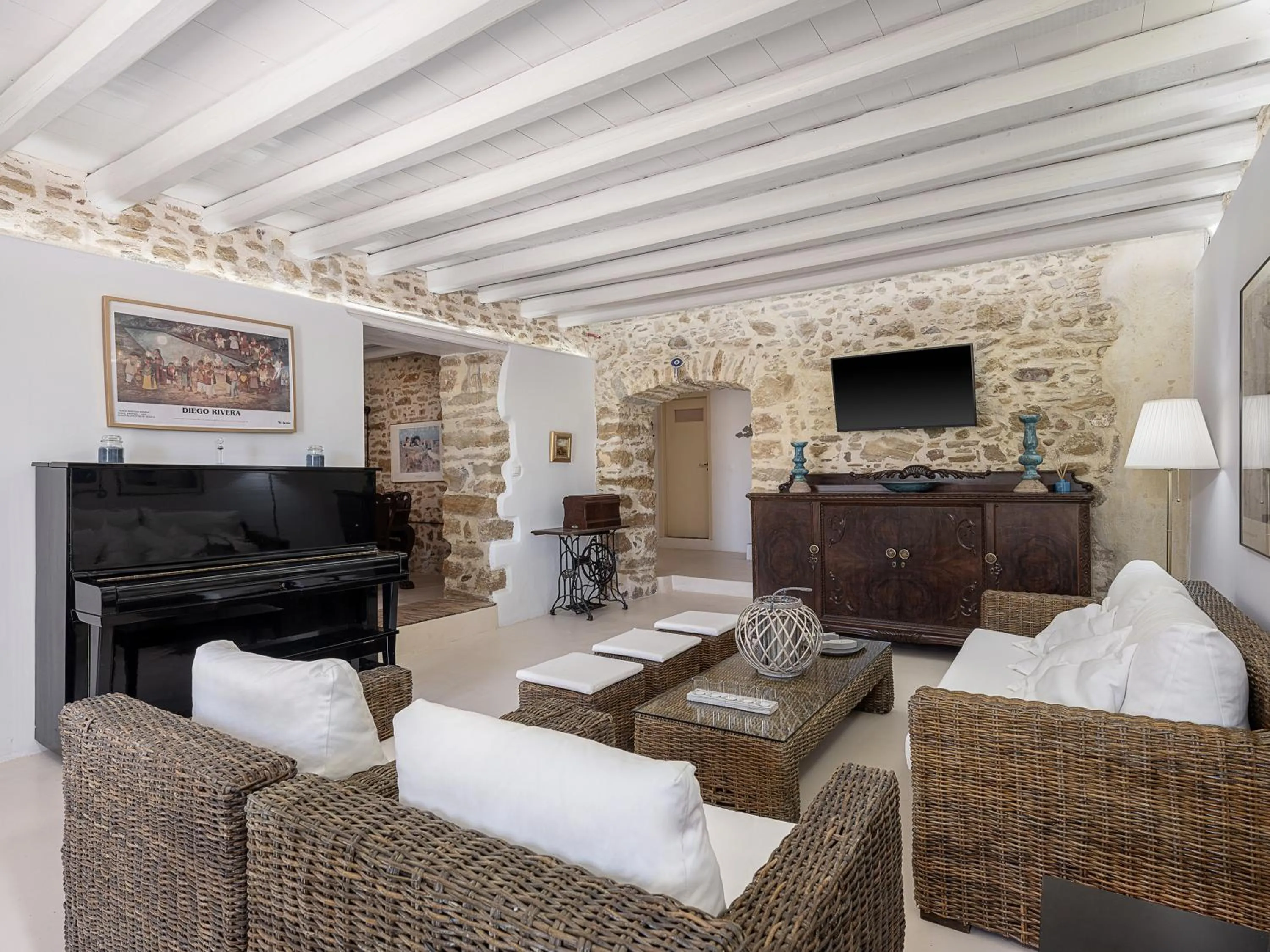 TV and multimedia in Ondathaki Pirgos