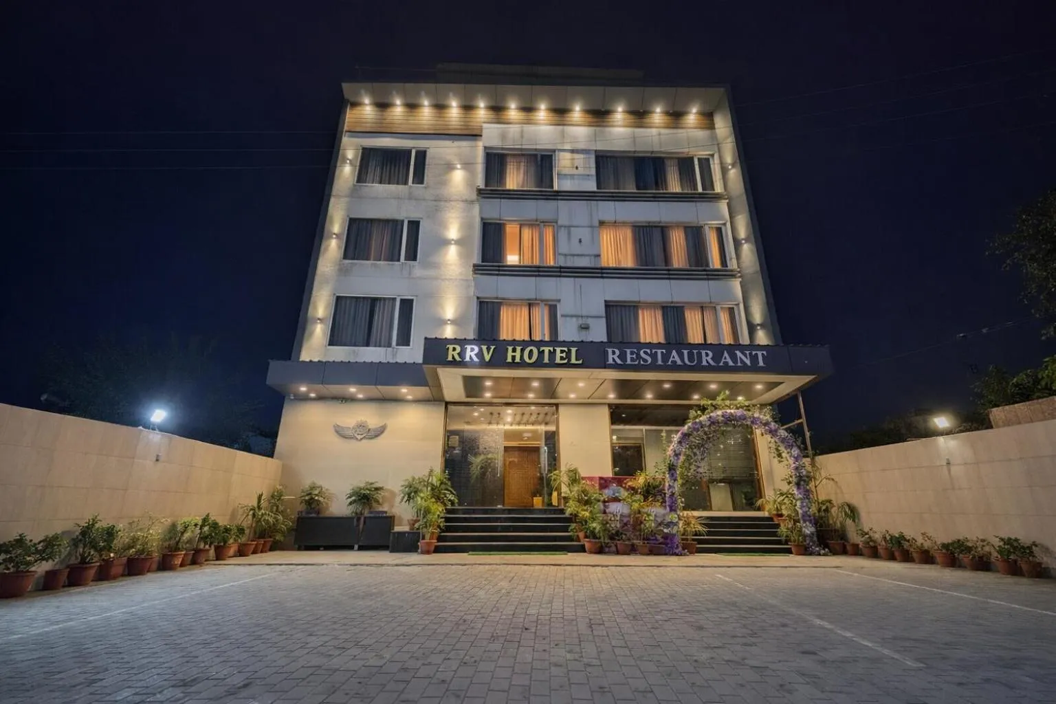 Facade/entrance in Hotel RRV with Free Parking