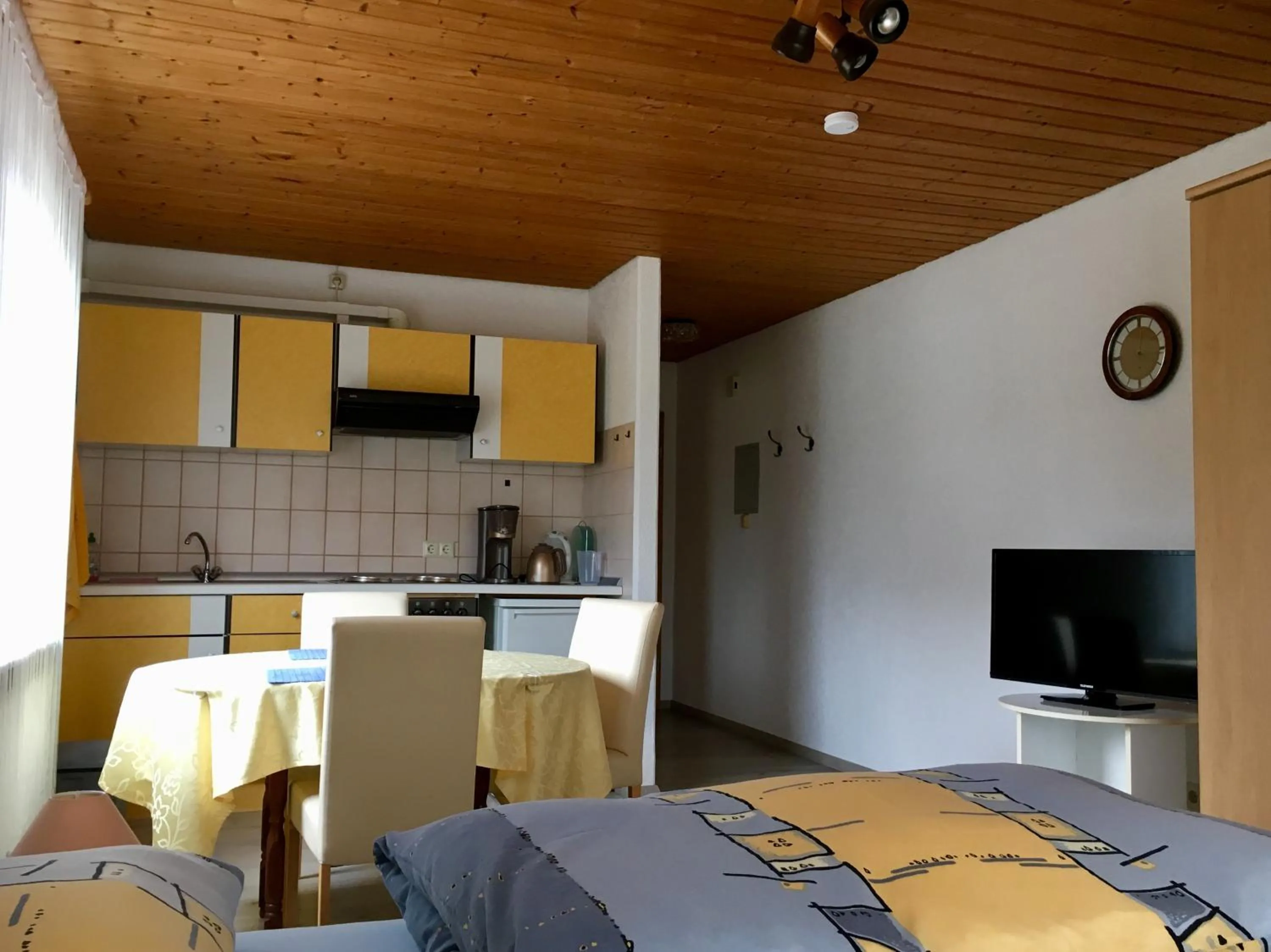 Dining area, Bed in Ferienwohnung am Kirschbaum