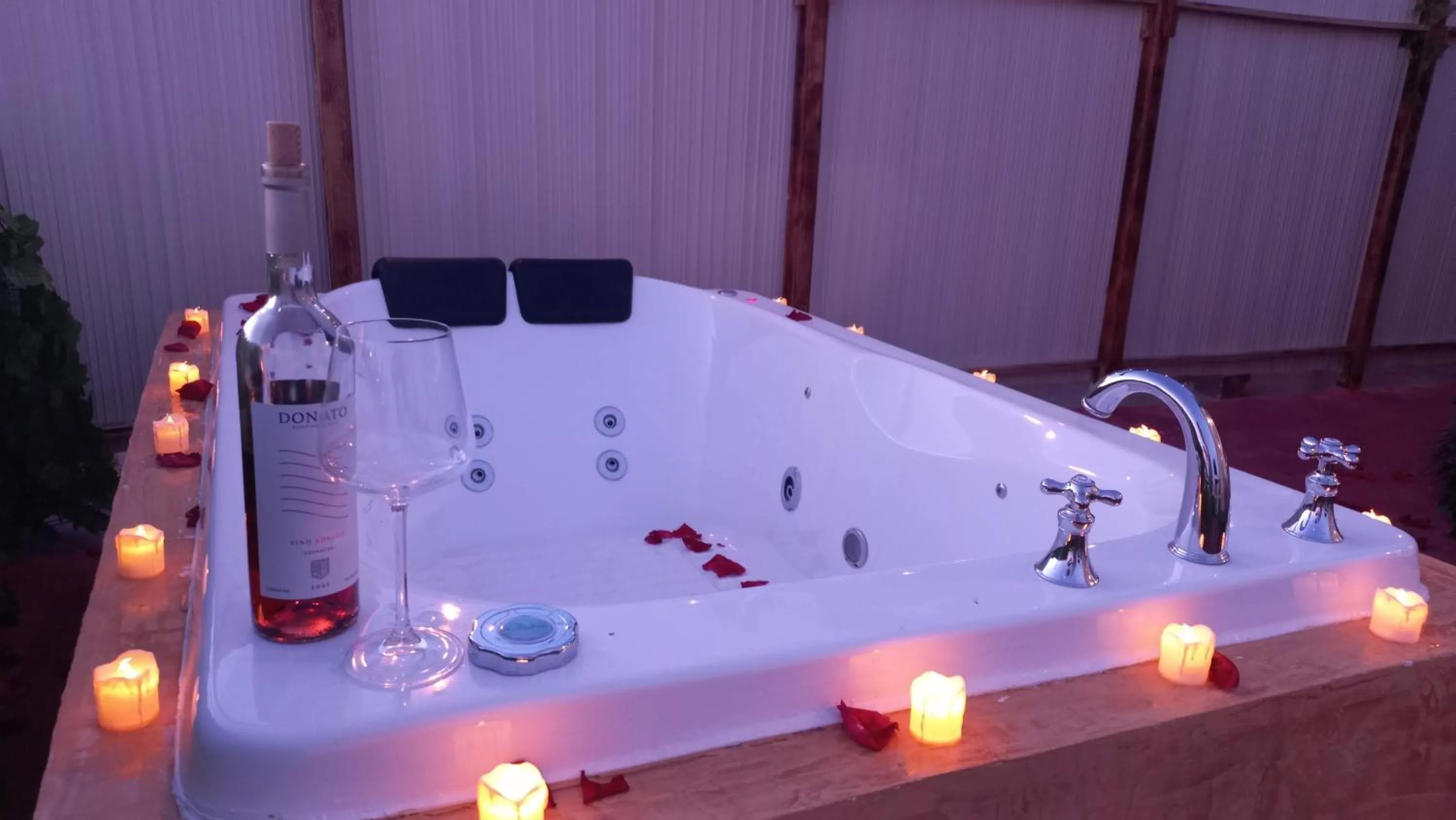 Hot Tub in Hotel Peña Florencia